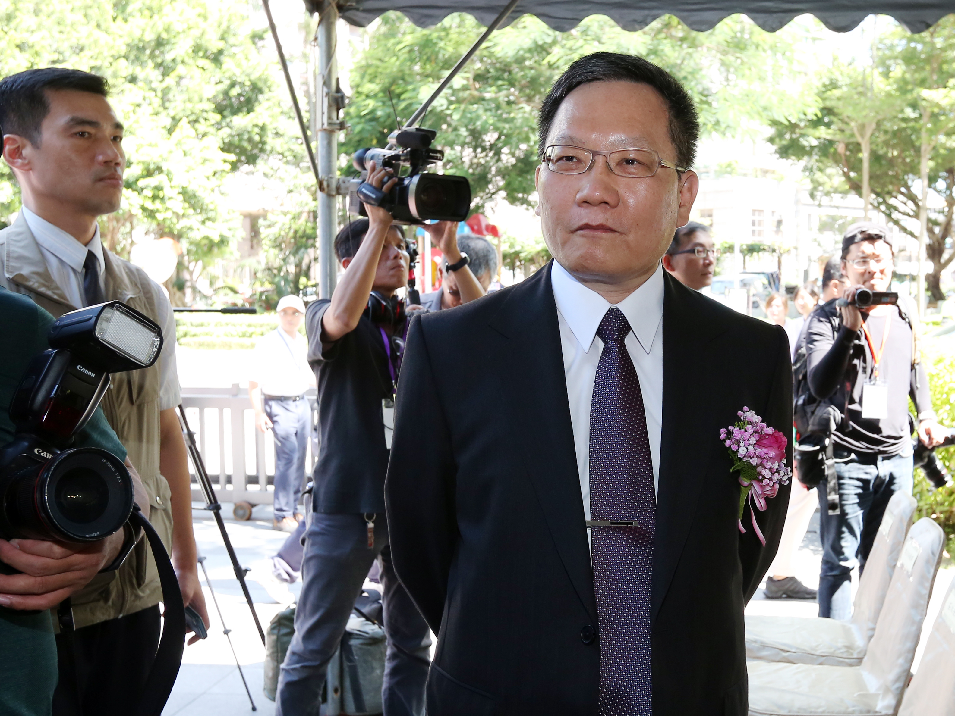 上週四台股重挫逾660點，成史上單日最大跌點，財政部長蘇建榮憂中美貿易戰會變金融風暴。