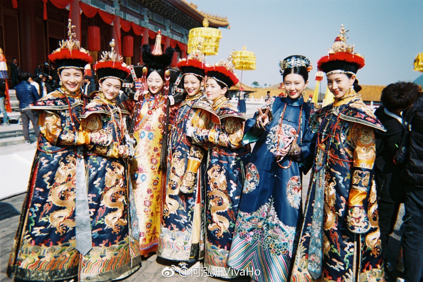 《如懿傳》飾演玫嬪的演員何泓姍將她在拍攝期間自己拍的照片與粉絲分享。(翻攝自何泓姍微博)