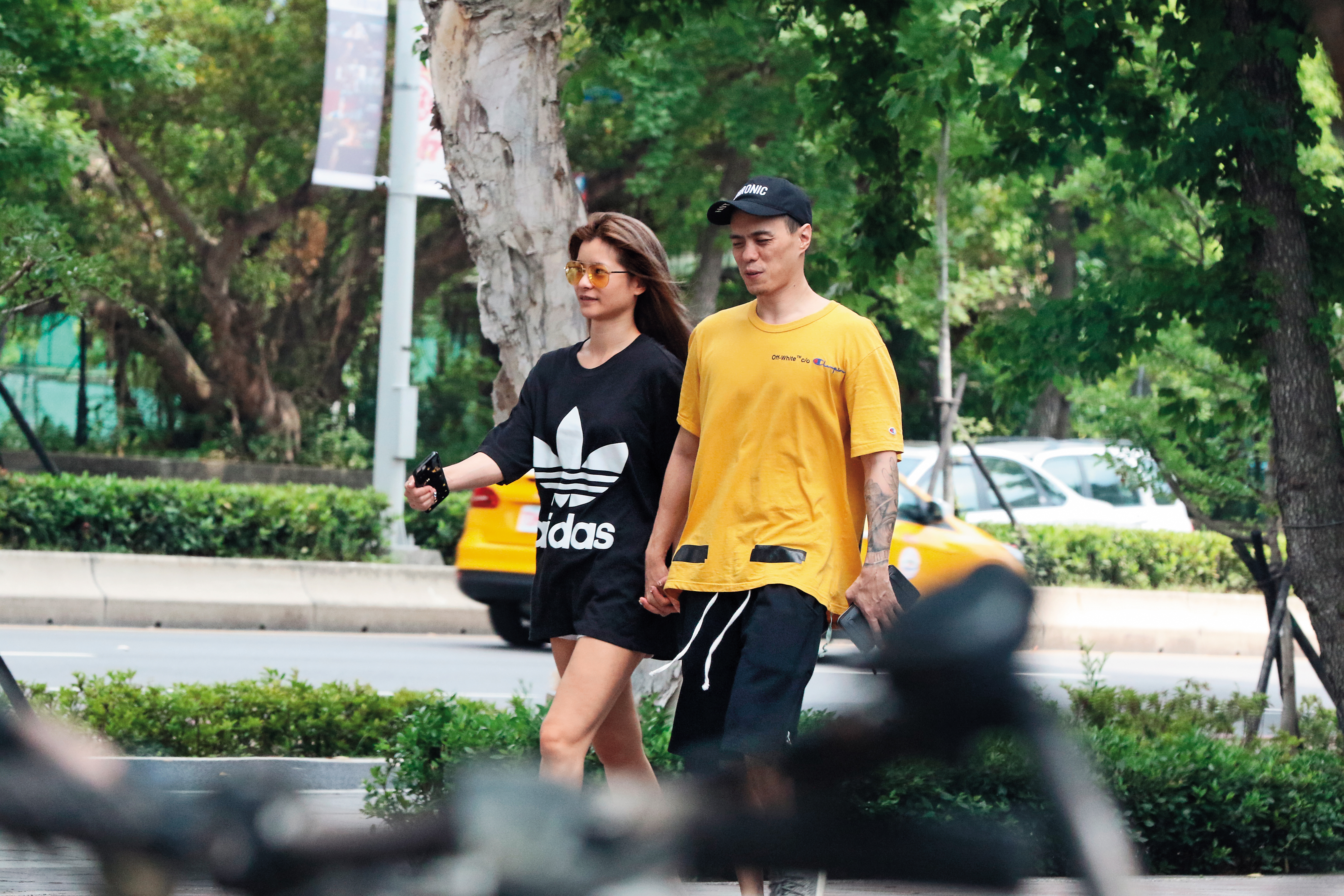 本刊曾在年中的時候，捕捉到林珈安的孕前最後身影，她牽著大她11歲的老公（或當時只是男友而已？）在路上漫遊。