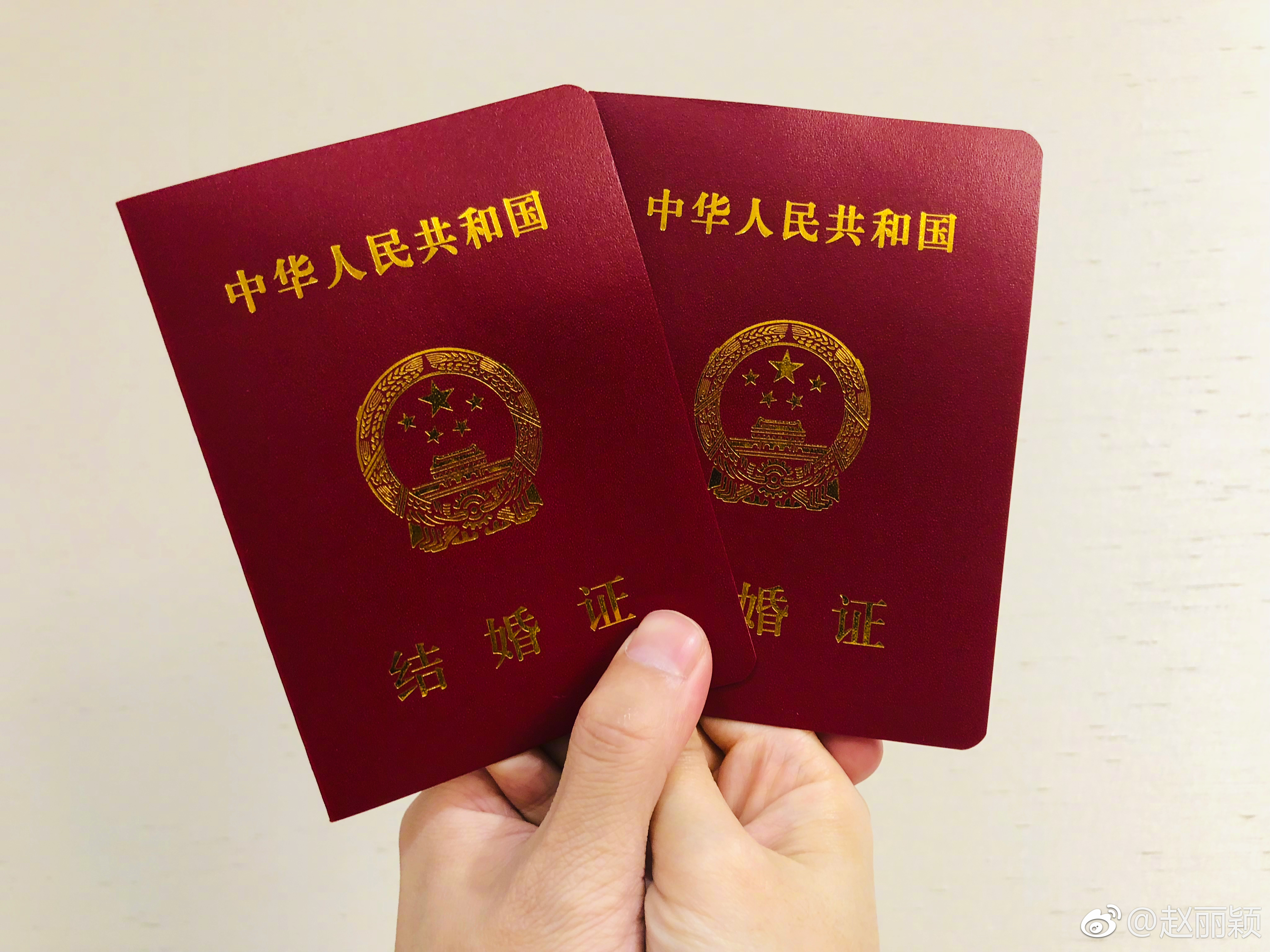 趙麗穎在微博曬出和馮紹峰的結婚證。（翻攝自微博）
