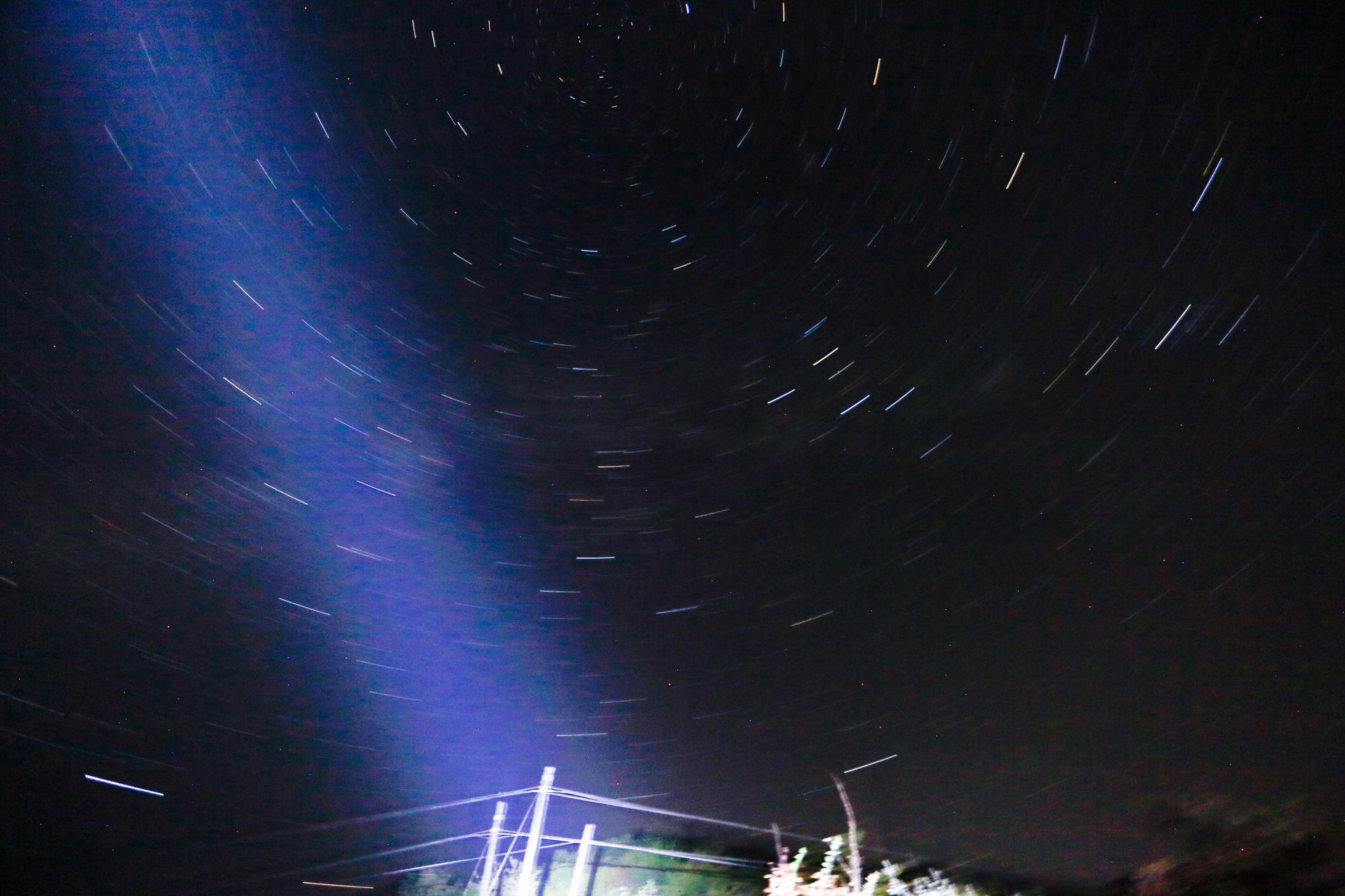 獵戶座流星雨下週一（22日）登場，圖為去年獵戶座流星雨吸引攝影愛好者聚集山頂拍攝。（東方IC）