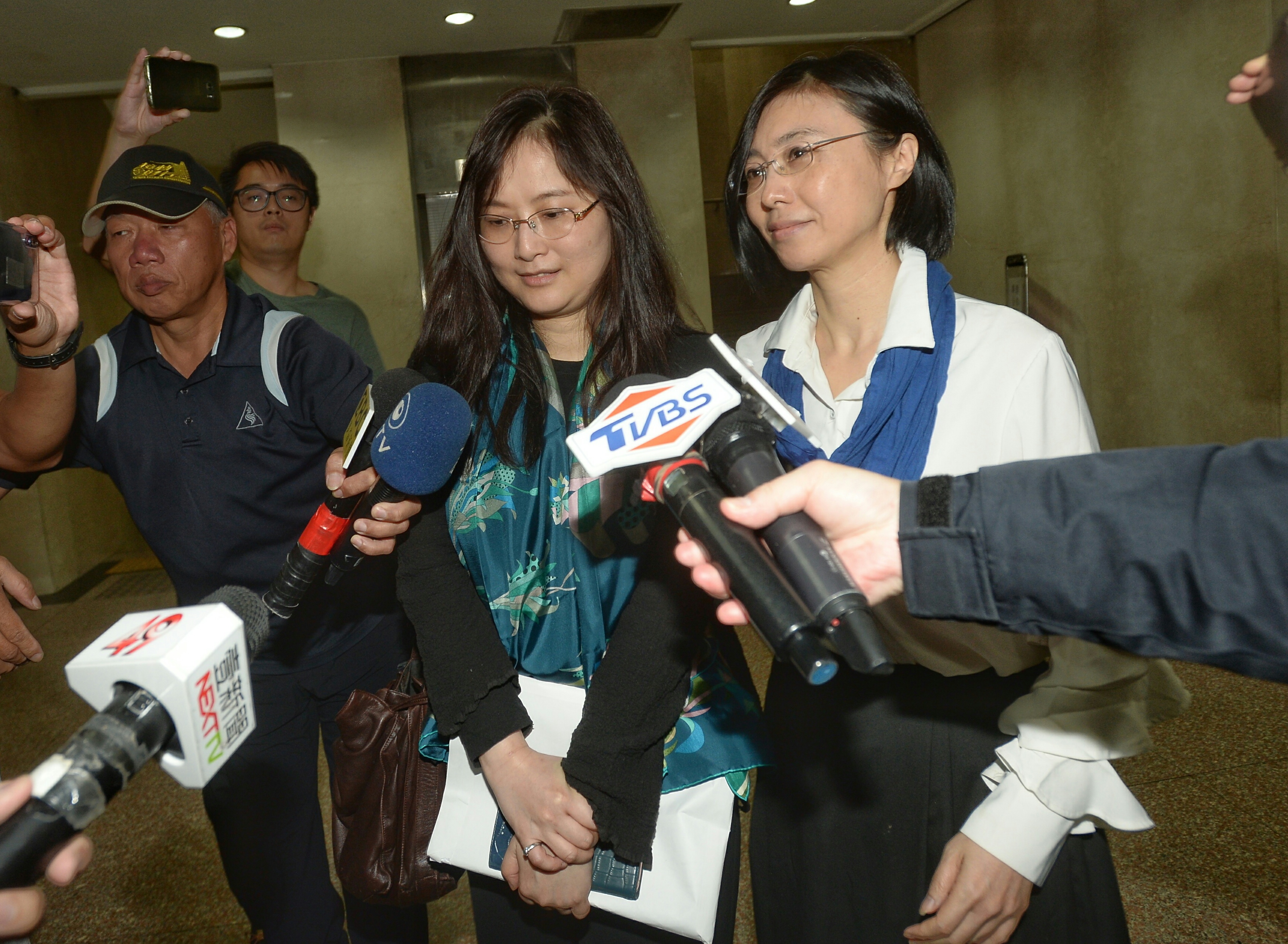 呂安妮離開地檢署時,媒體大陣仗包圍採訪,她僅低調說:「謝謝大家關心。」