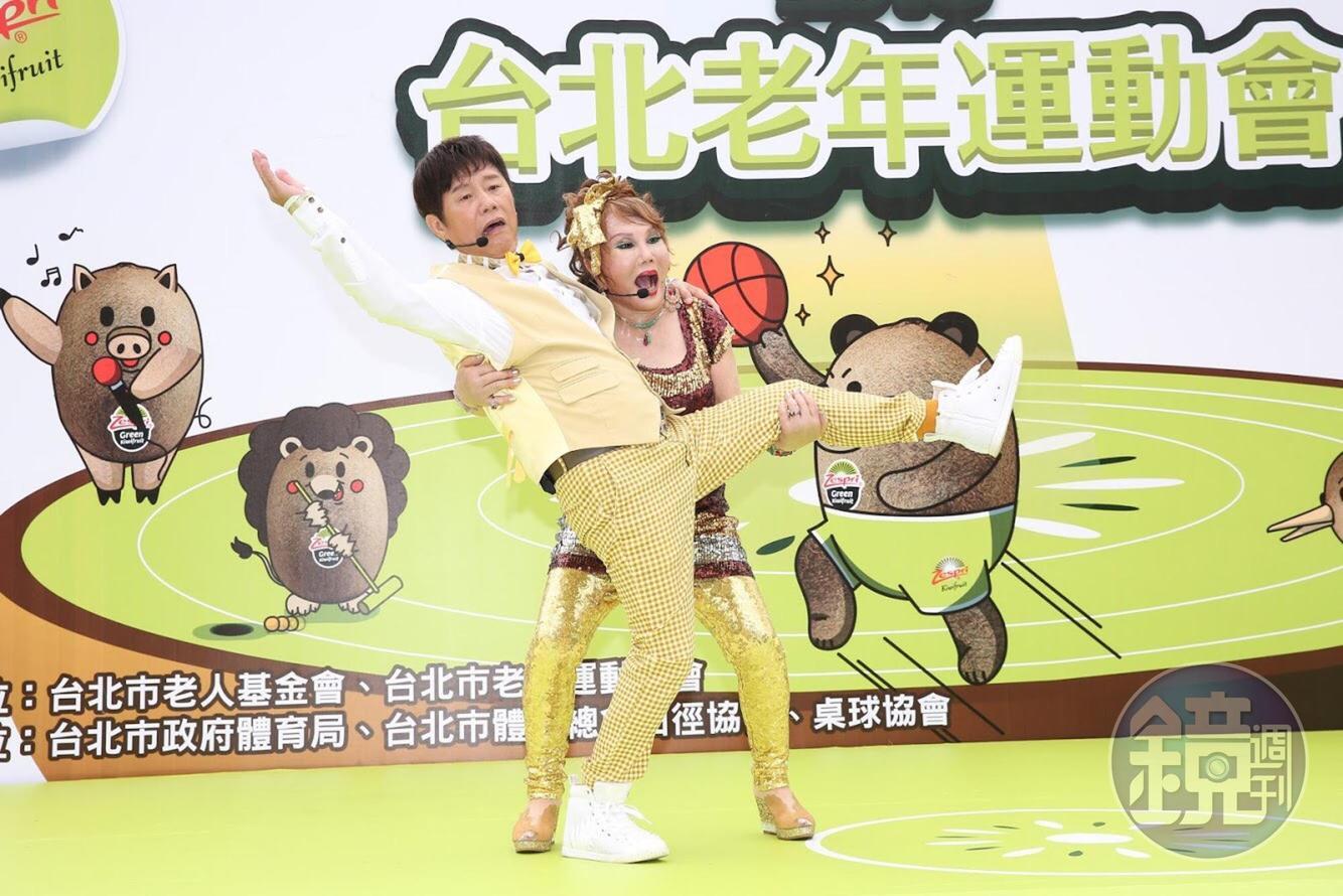 澎澎作勢要抱黃西田,兩人互動可愛。