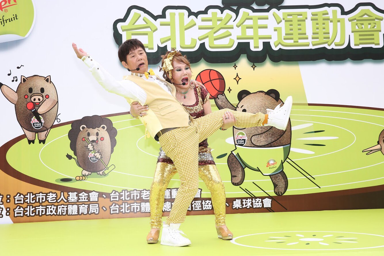 澎澎作勢要抱黃西田，兩人互動可愛。