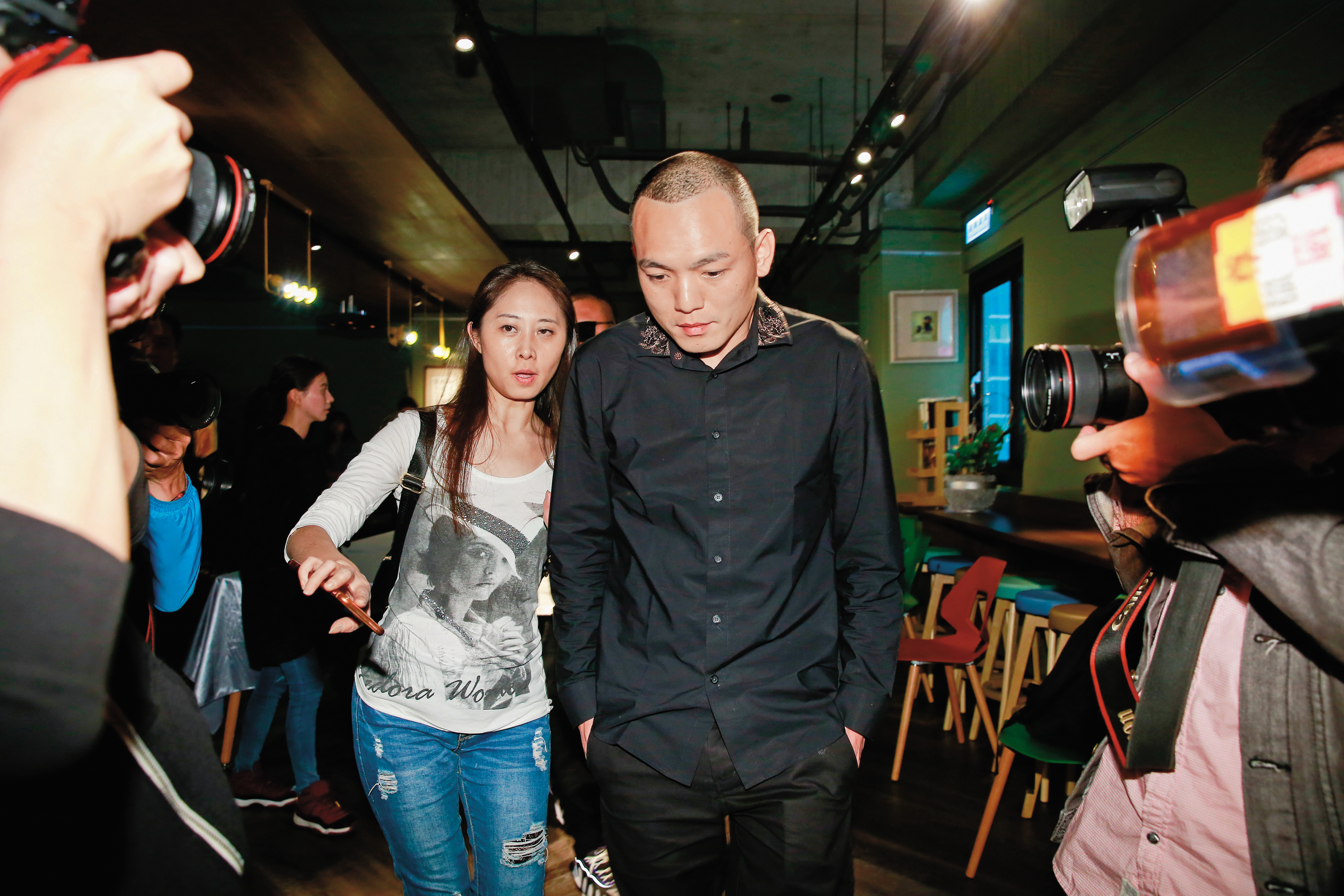 之前春風的爸爸因債務糾紛,讓他染黑;他後來開記者會坦承年輕的時候曾經混過,但現已與那種生活無關,沒想到如今自己的生日又演變成《角頭》式大亂鬥。