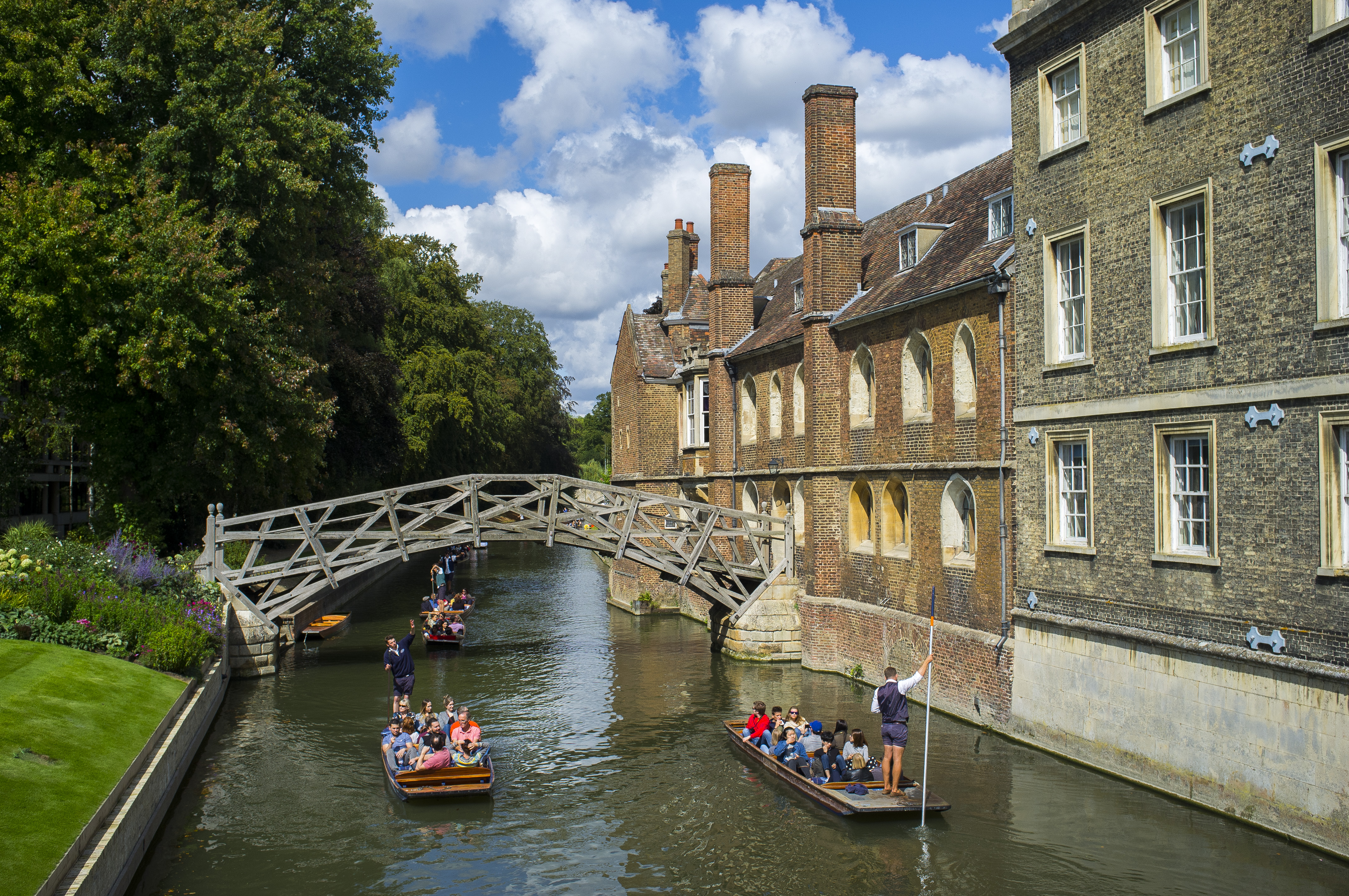 陸客為追尋徐誌摩的足跡，大批湧入劍橋古鎮，讓當地人吃不消。（東方IC）