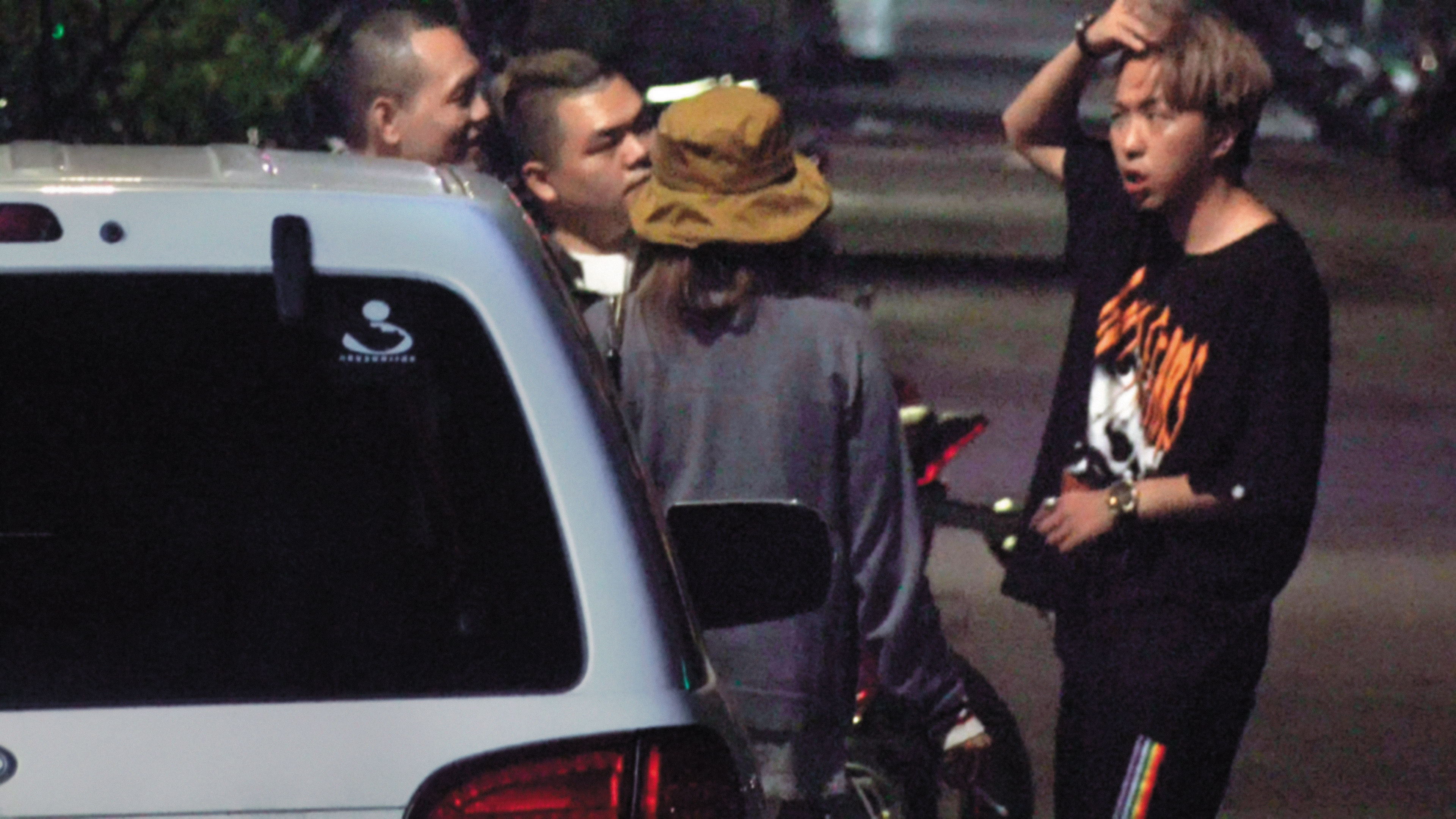 10月10日00:24,大根拉起前額頭髮,似在跟春風show前一天挨揍的傷勢。