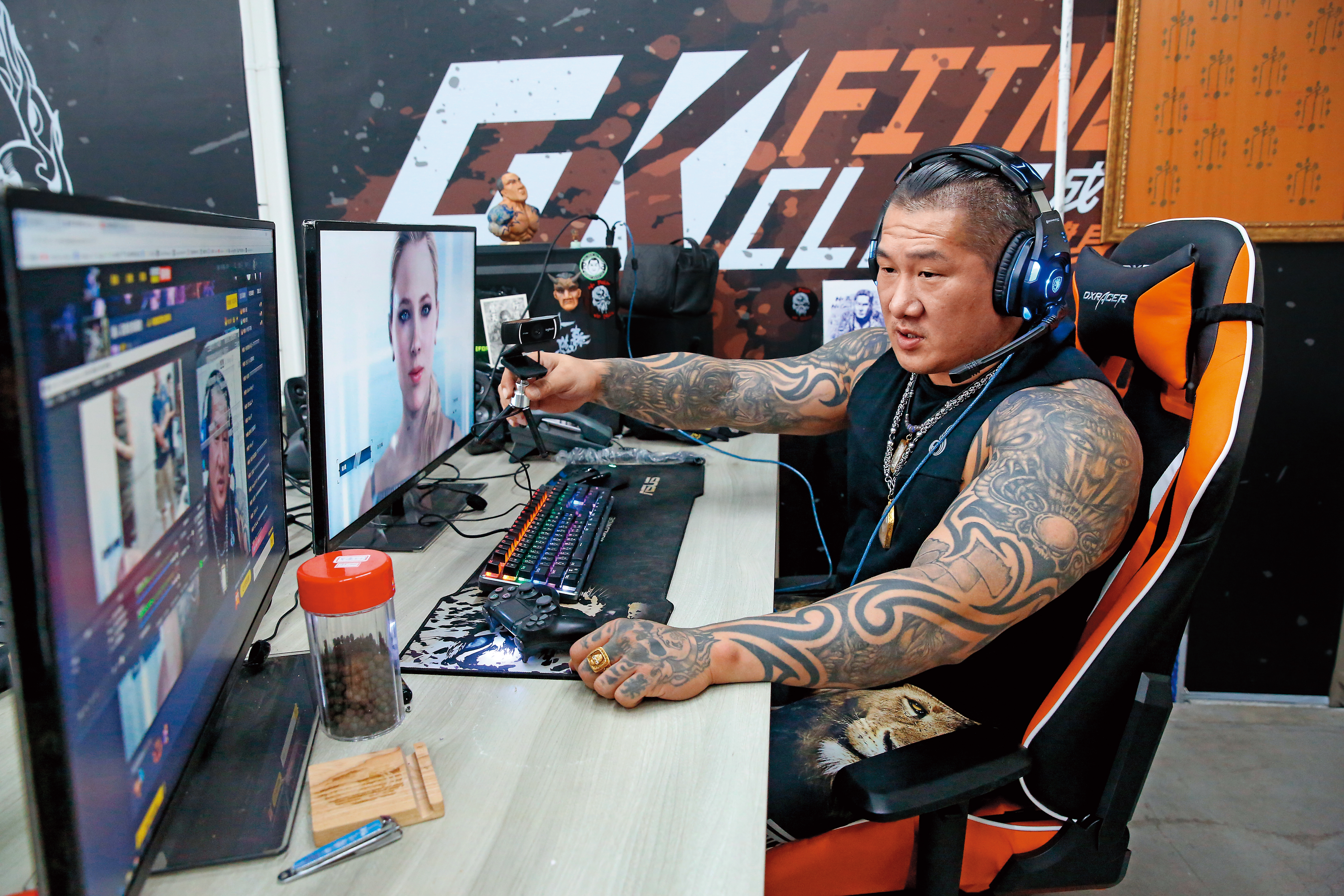 那豪曾以開武館名義向館長陳之漢借錢不還，氣得館長大罵他垃圾。