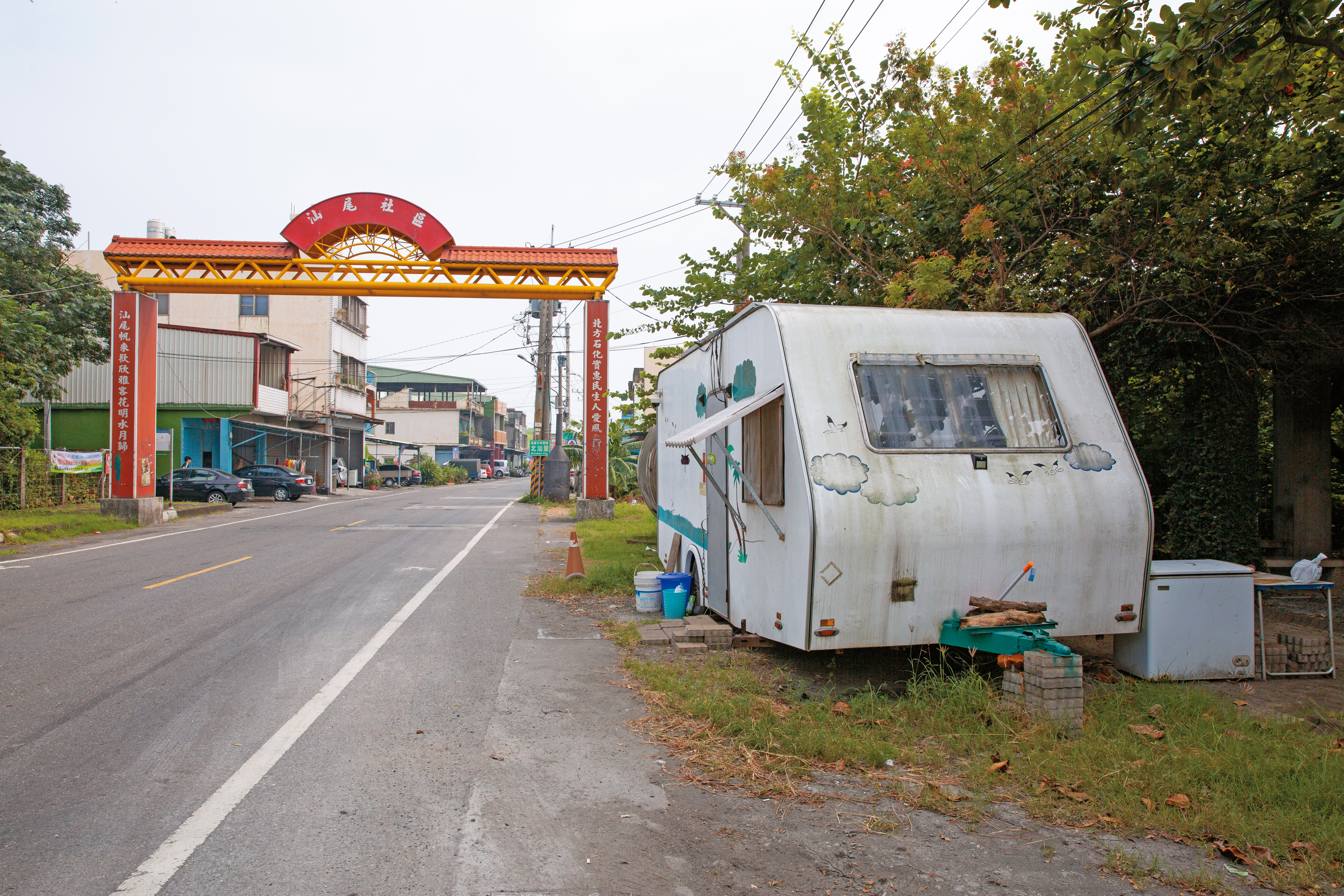 網友爆料,那男與少女同居在公園旁的露營車,環境惡劣。