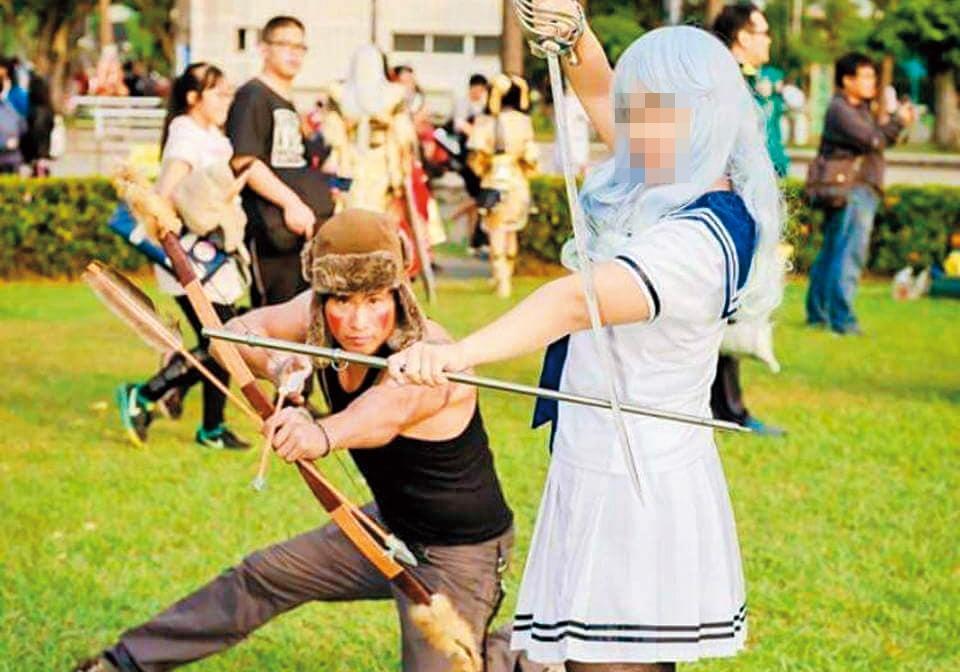 已婚的那豪（前左）疑誘拐一名少女，2人還生下小孩，高雄市社會局為此進行訪視。（翻攝臉書）
