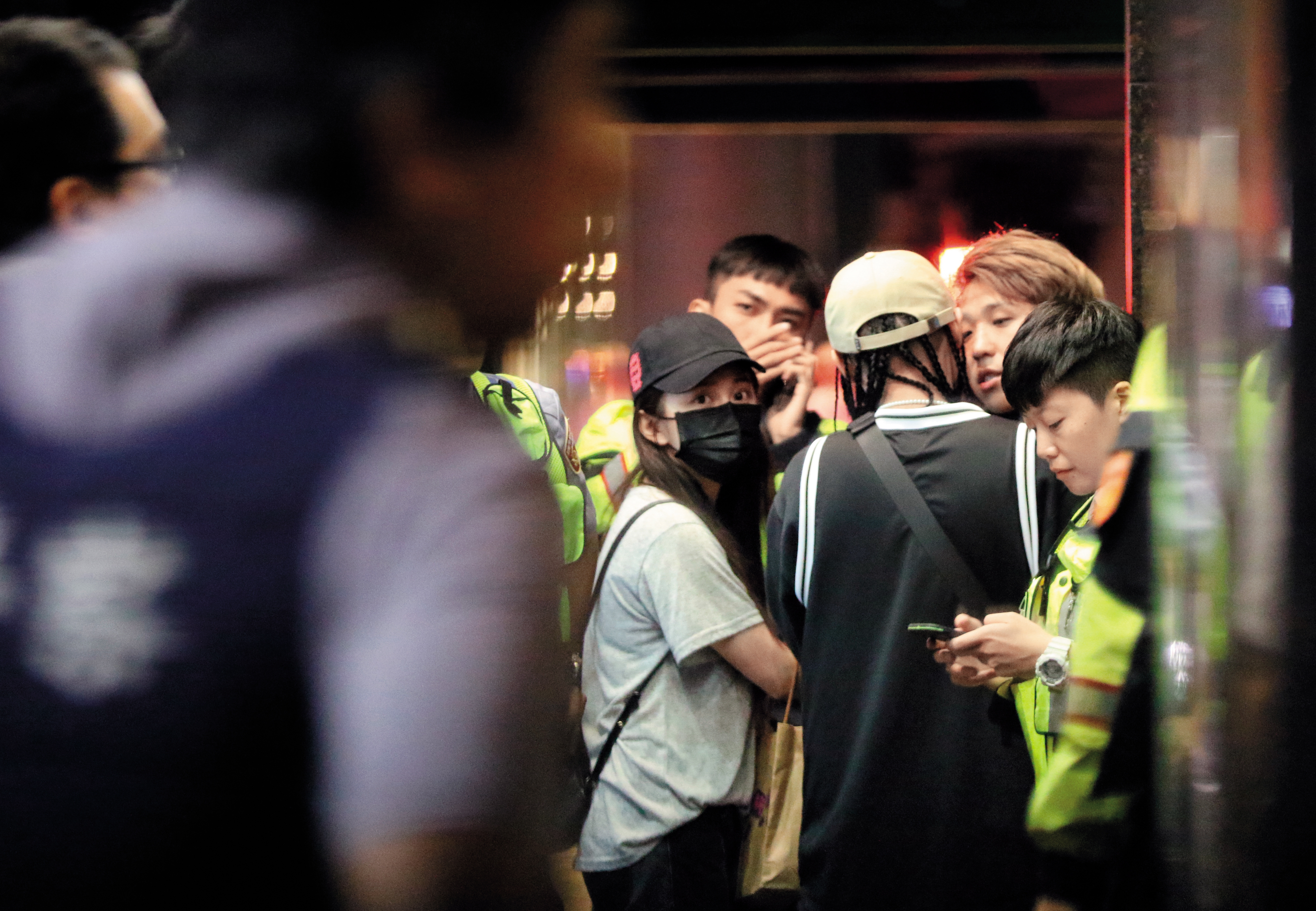 10月9日 04：38 大根、篠崎泫似乎都是該場衝突的中心人物，他們被友人及警察重重包圍。