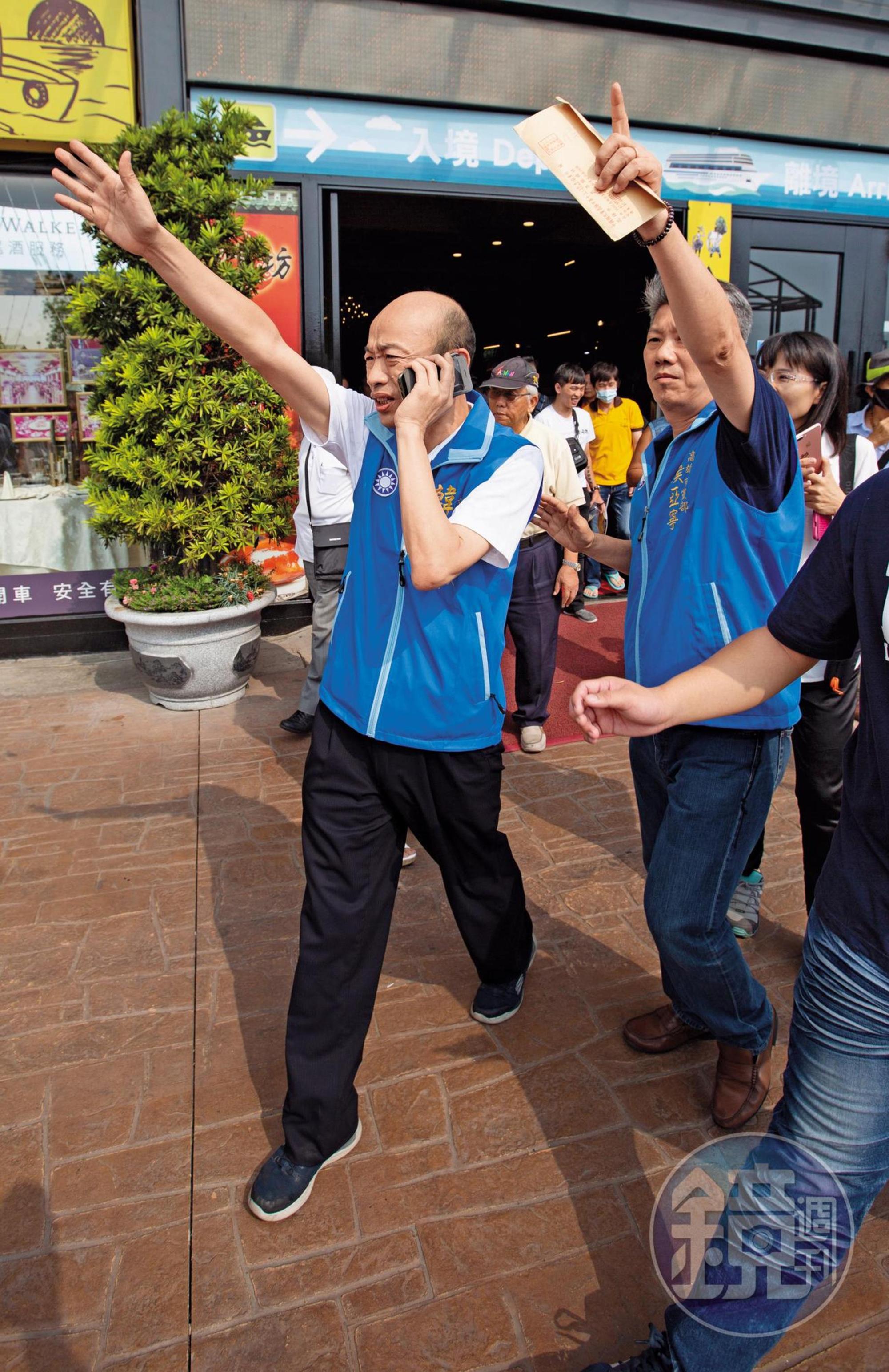 國民黨高雄市長參選人韓國瑜（左）近期聲勢高漲，更積極搶攻綠營鐵票的舊高雄縣區，拚拉近與對手陳其邁的差距。