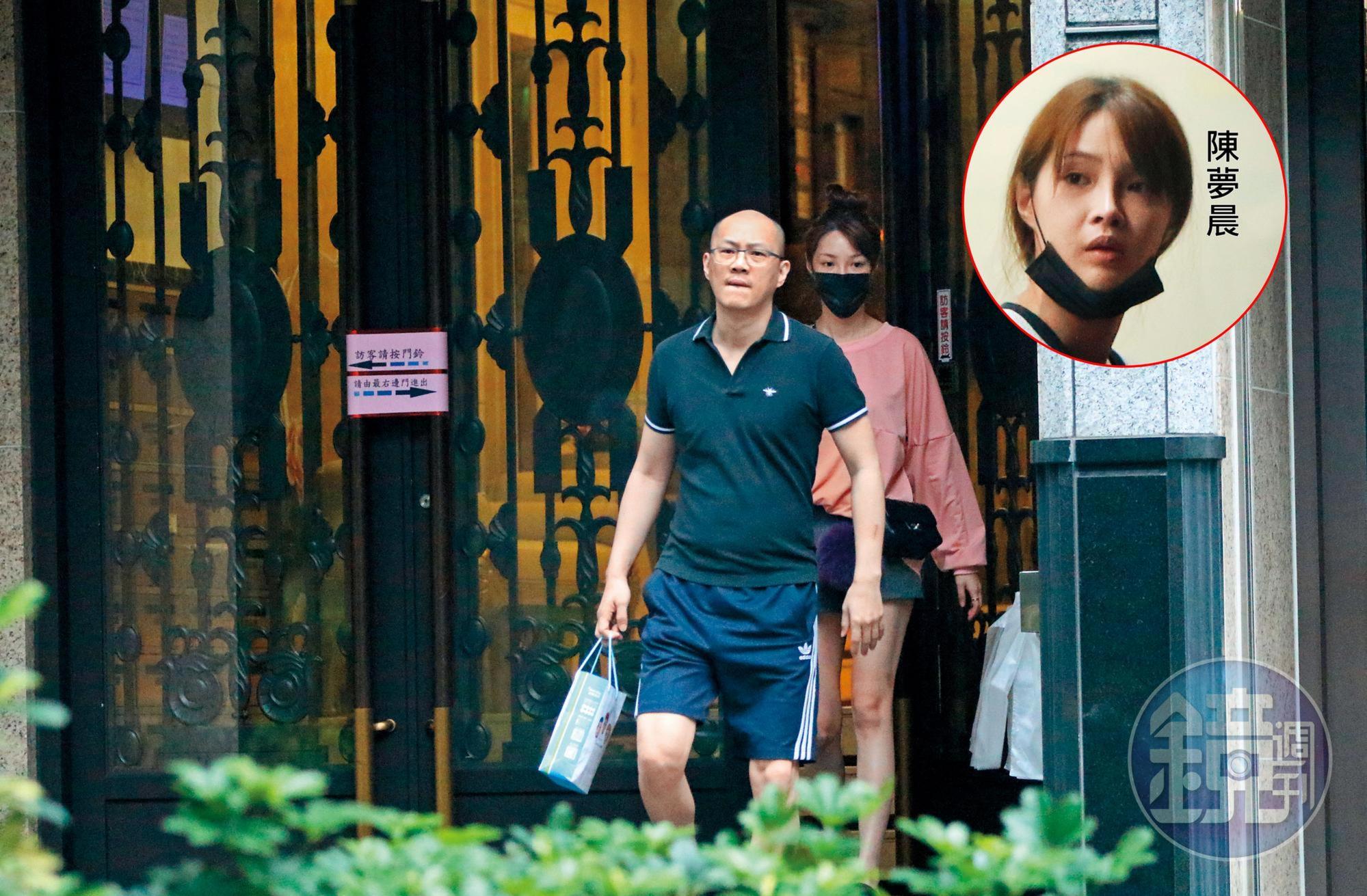 9月28日 15:11 陳夢晨(右)跟帝寶光頭男友一起走出她家,一片歌手的她雖沒那麼紅,卻也不忘藝人專用黑色口罩。