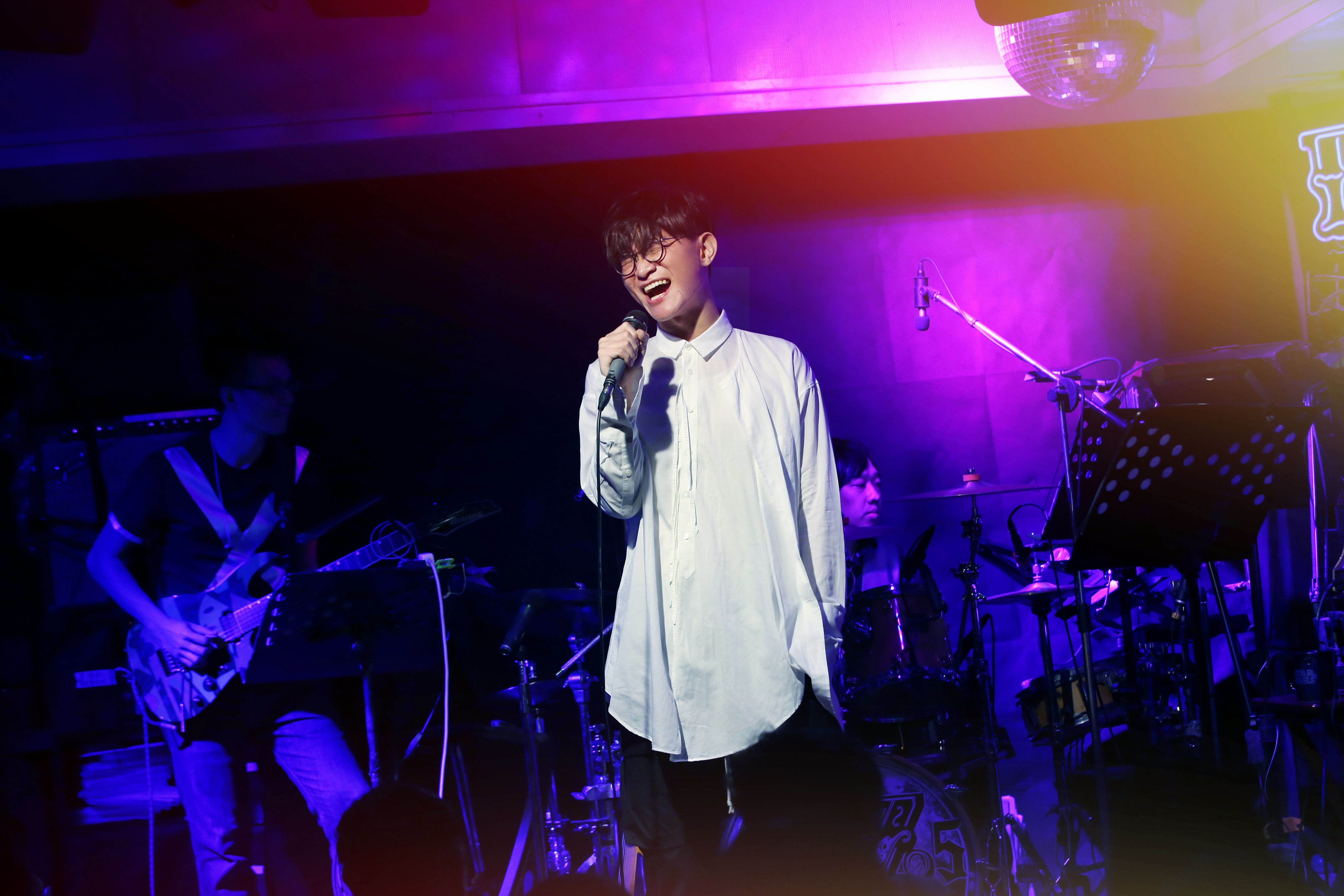 駐唱歌手的職業讓卓義峯習慣吃消夜，而且下工後往往一群人去吃，吃得精。（豐華唱片提供）