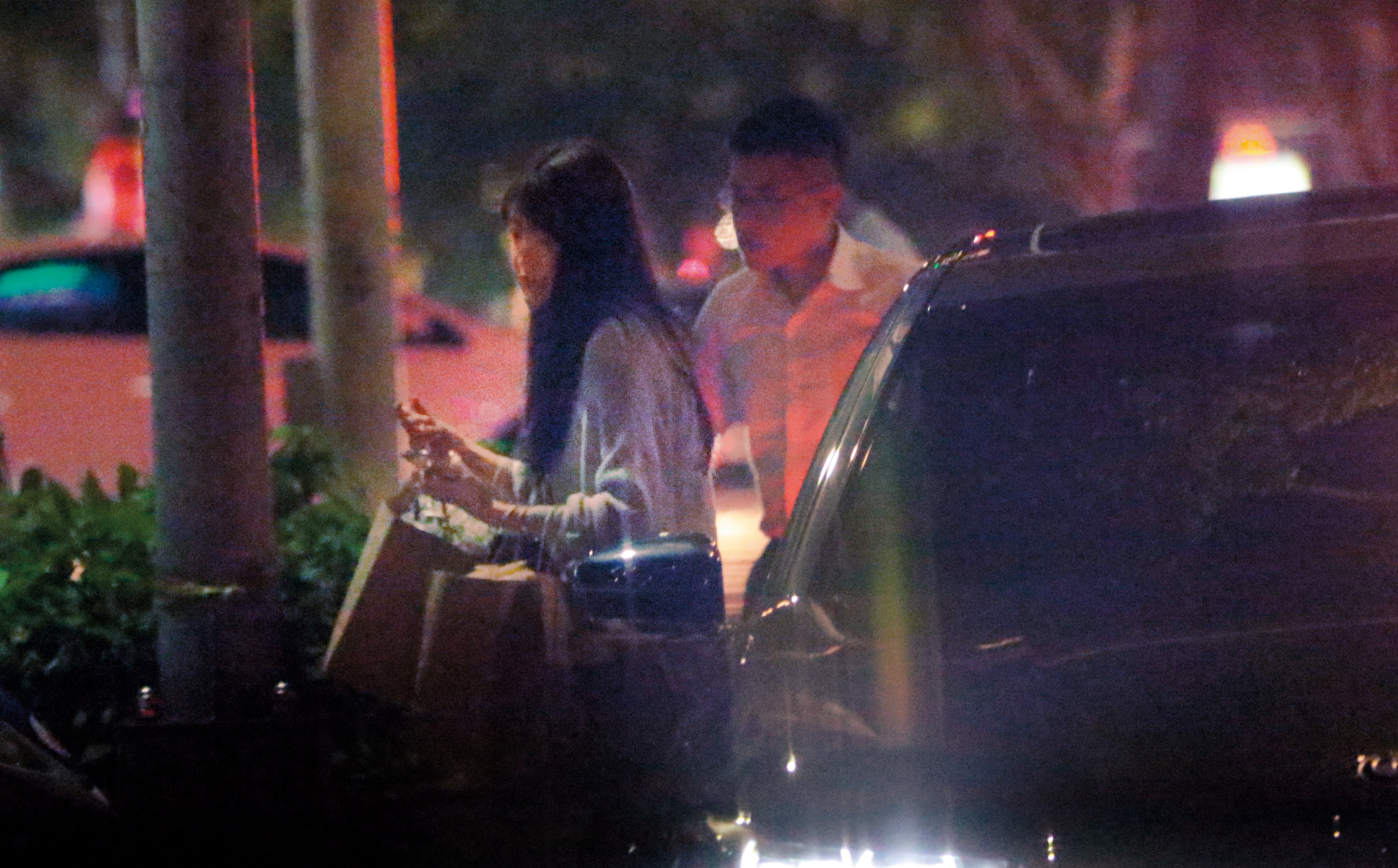 10月2日 19：41 司機（右）送陳夢晨進門後，光頭男隨後也到達，跟她共進晚餐。