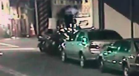邱姓老翁的毀損行為遭到「舉頭三尺有鏡頭」的監視器拍下。（警方提供）