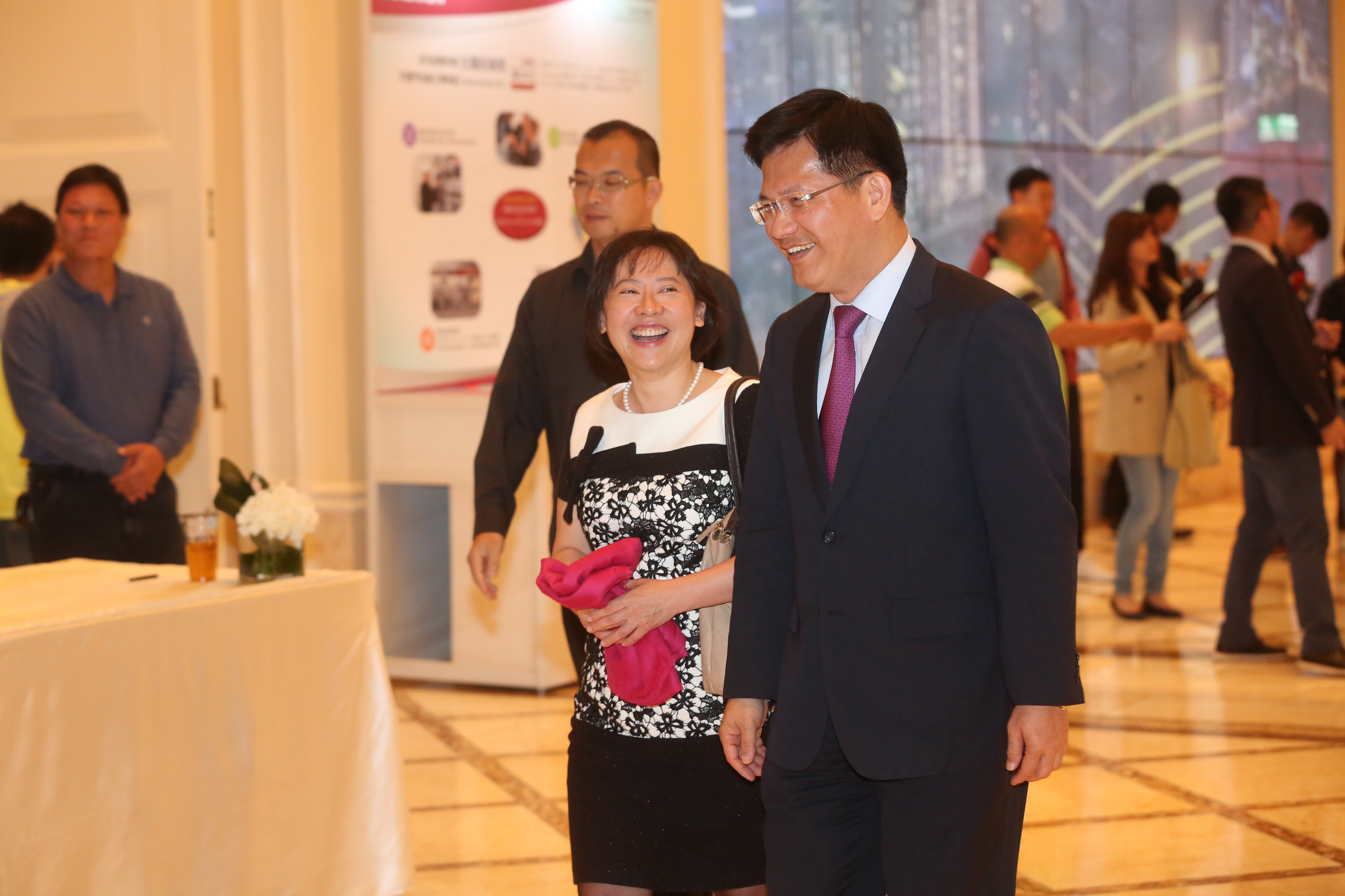 妻子廖婉如（前左）爆料，林佳龍（右）雖然是西裝裁縫師傅的兒子，但不會打領帶。