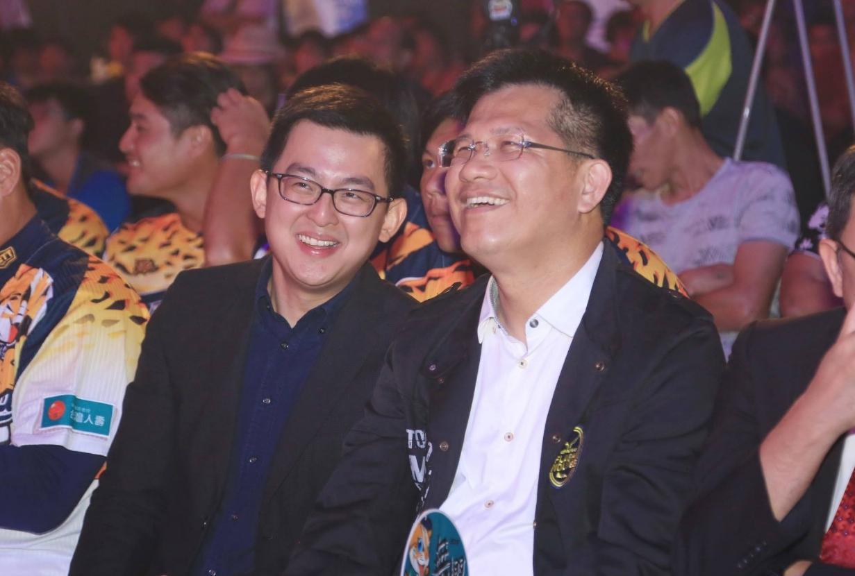 卓冠廷（左）被問到以後還會繼續對市長林佳龍（右）開槓嗎？卓認為一碼歸一碼，該講的還是要講！（翻攝自卓冠廷臉書）