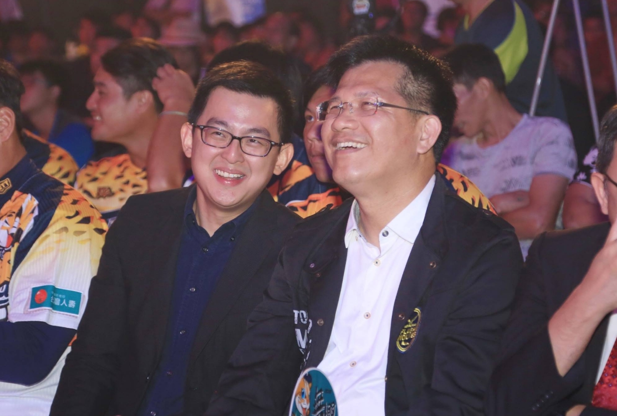 卓冠廷（左）被問到以後還會繼續對市長林佳龍（右）開槓嗎？卓認為一碼歸一碼，該講的還是要講！（翻攝自卓冠廷臉書）