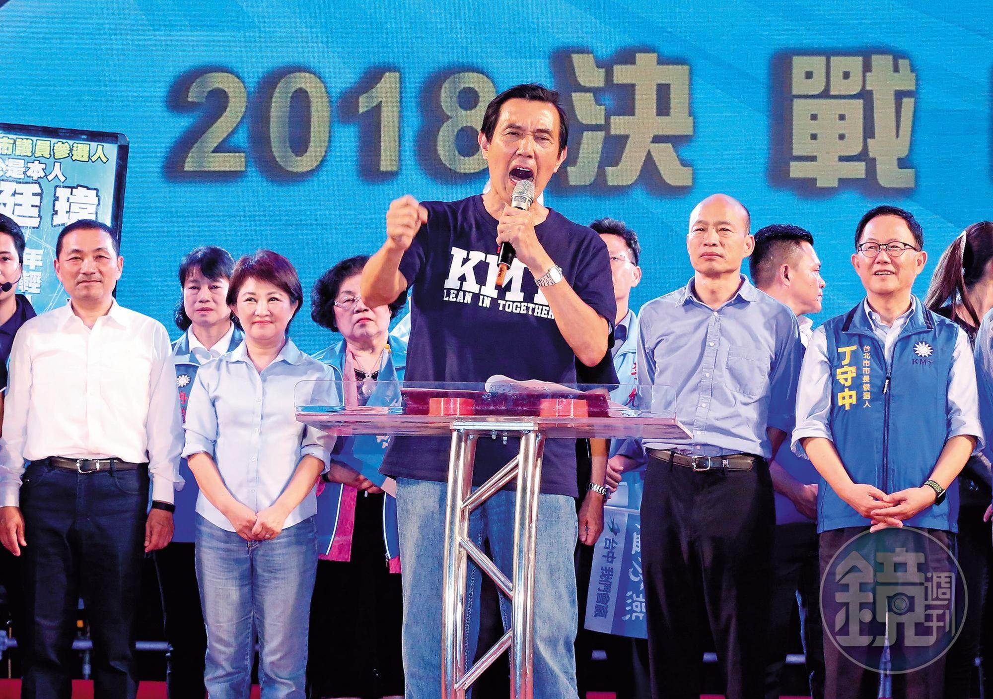 馬英九（中）遭起訴後，連月來全台跑透透助選，外界盛傳他可能重返政壇，以蓄積能量對抗官司。