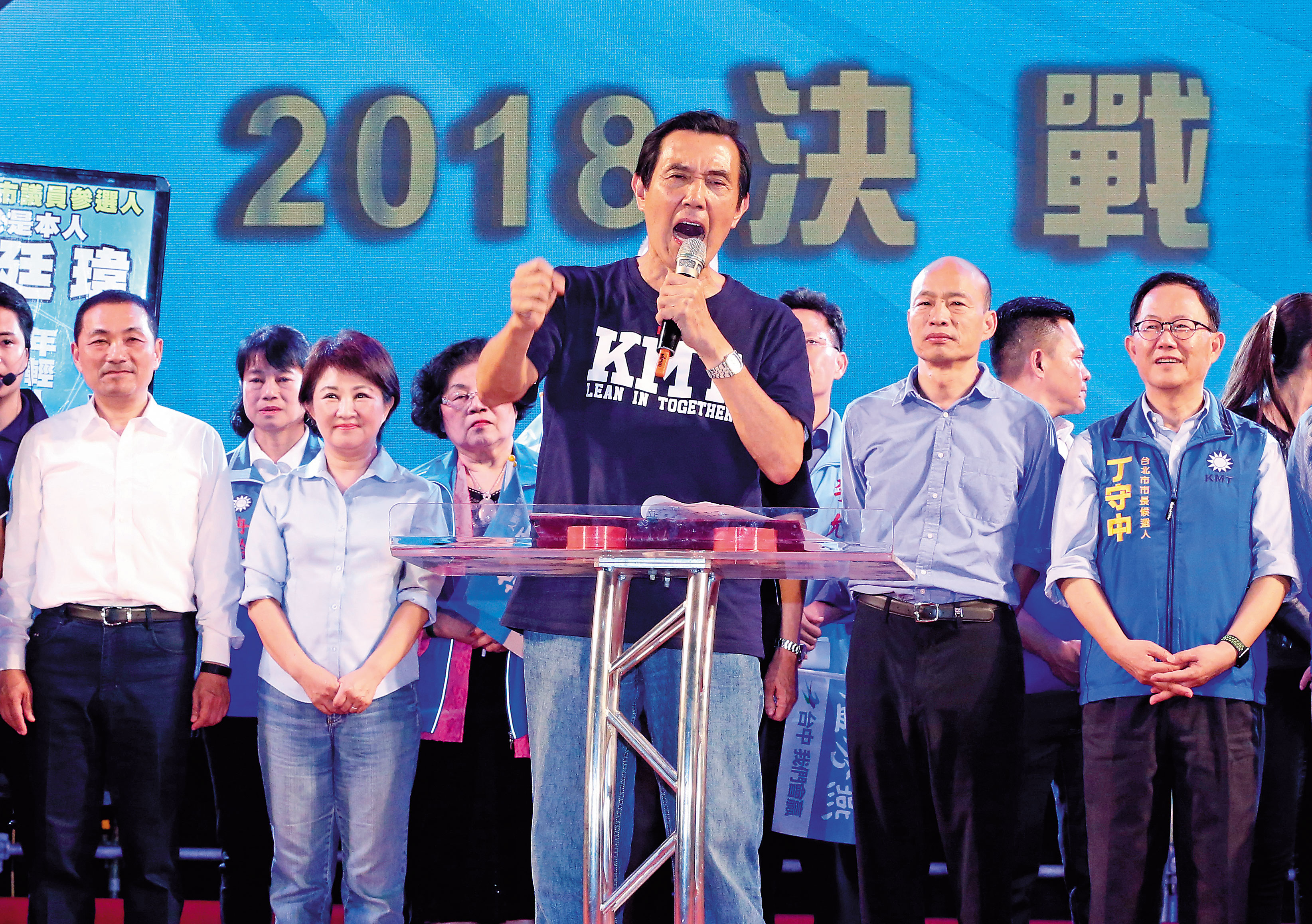 馬英九(中)遭起訴後,連月來全台跑透透助選,外界盛傳他可能重返政壇,以蓄積能量對抗官司。