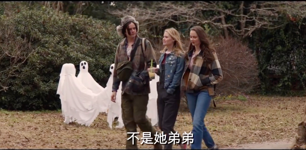 《月光光新慌慌》在一幕青少年聊天的場景時，清楚發現劇中人（中）手上拿著一杯珍奶。（翻攝自YouTube預告）