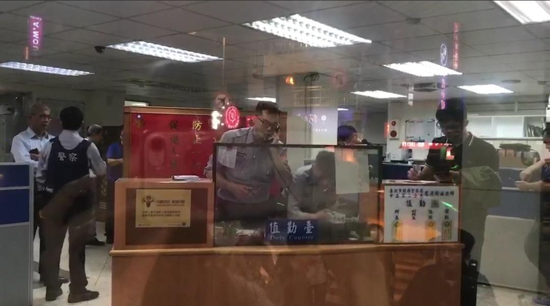 台北市警察局中正第二分局思源派出所驚傳員警開槍自轟胸部自殺，現場留有遺書。（翻攝畫面）