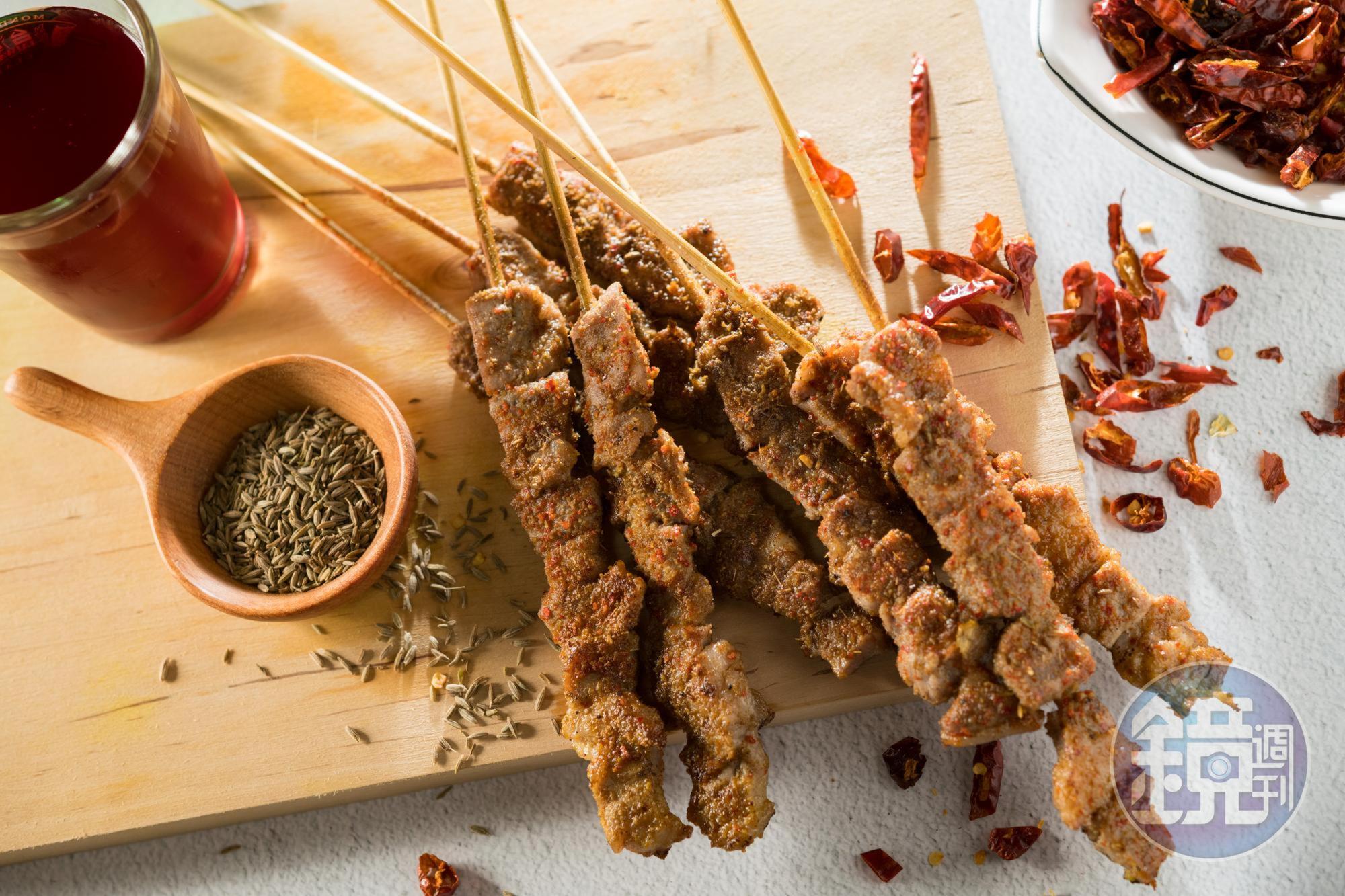 「烤羊肉串」選用小羔羊的肋條肉，一層孜然粉、一層辣椒粉，讓羊肉吃來香嫩不羶。（140元／4串）