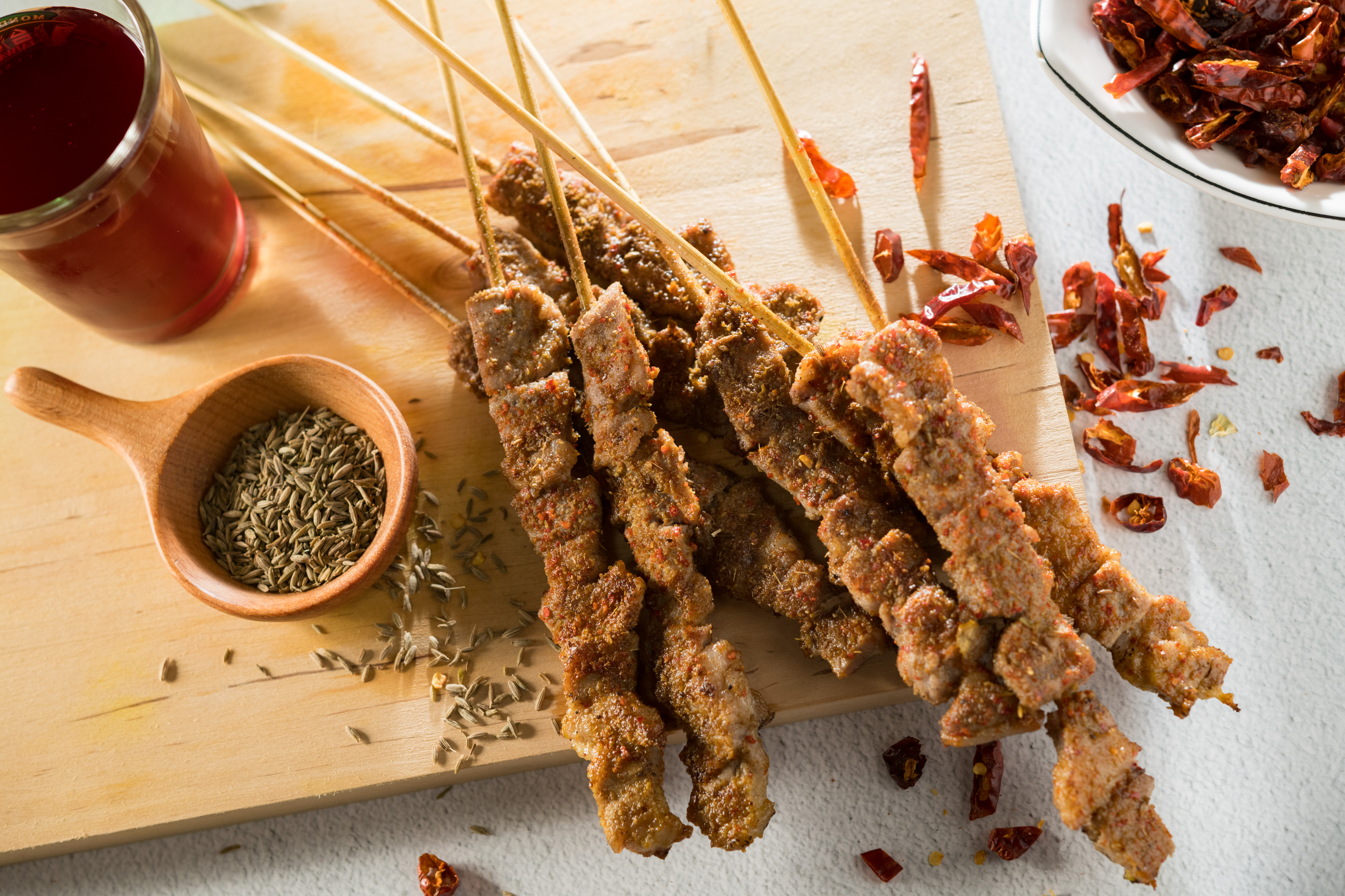 「烤羊肉串」選用小羔羊的肋條肉，一層孜然粉、一層辣椒粉，讓羊肉吃來香嫩不羶。（140元／4串）