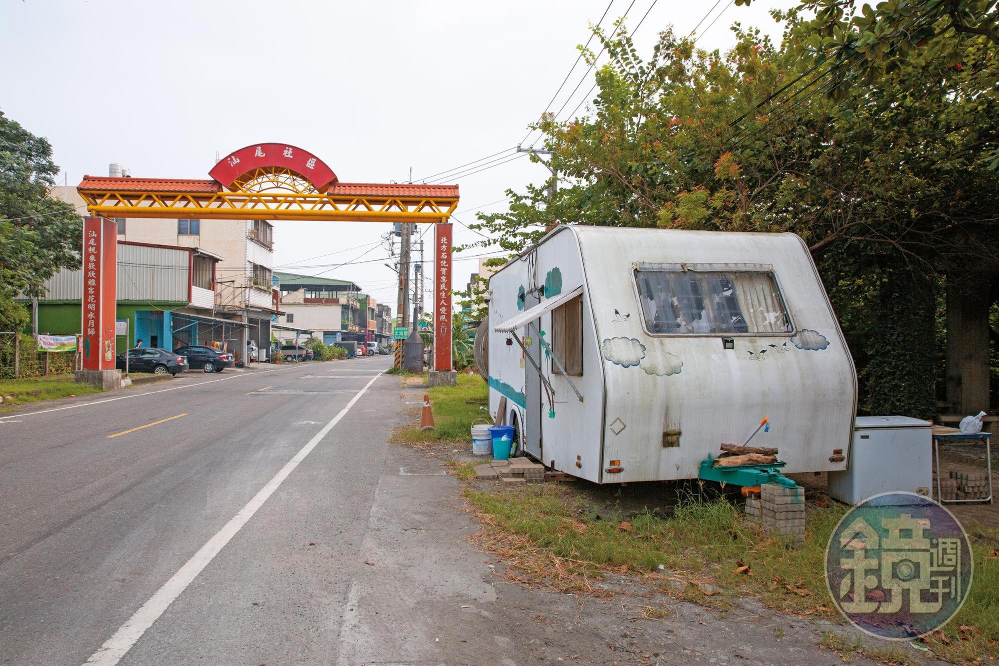 網友爆料,那男與少女同居在公園旁的露營車,環境惡劣。