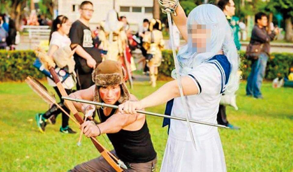 已婚的那豪(左)疑誘拐一名少女,2人還生下小孩,高雄市社會局為此進行訪視。(翻攝臉書)