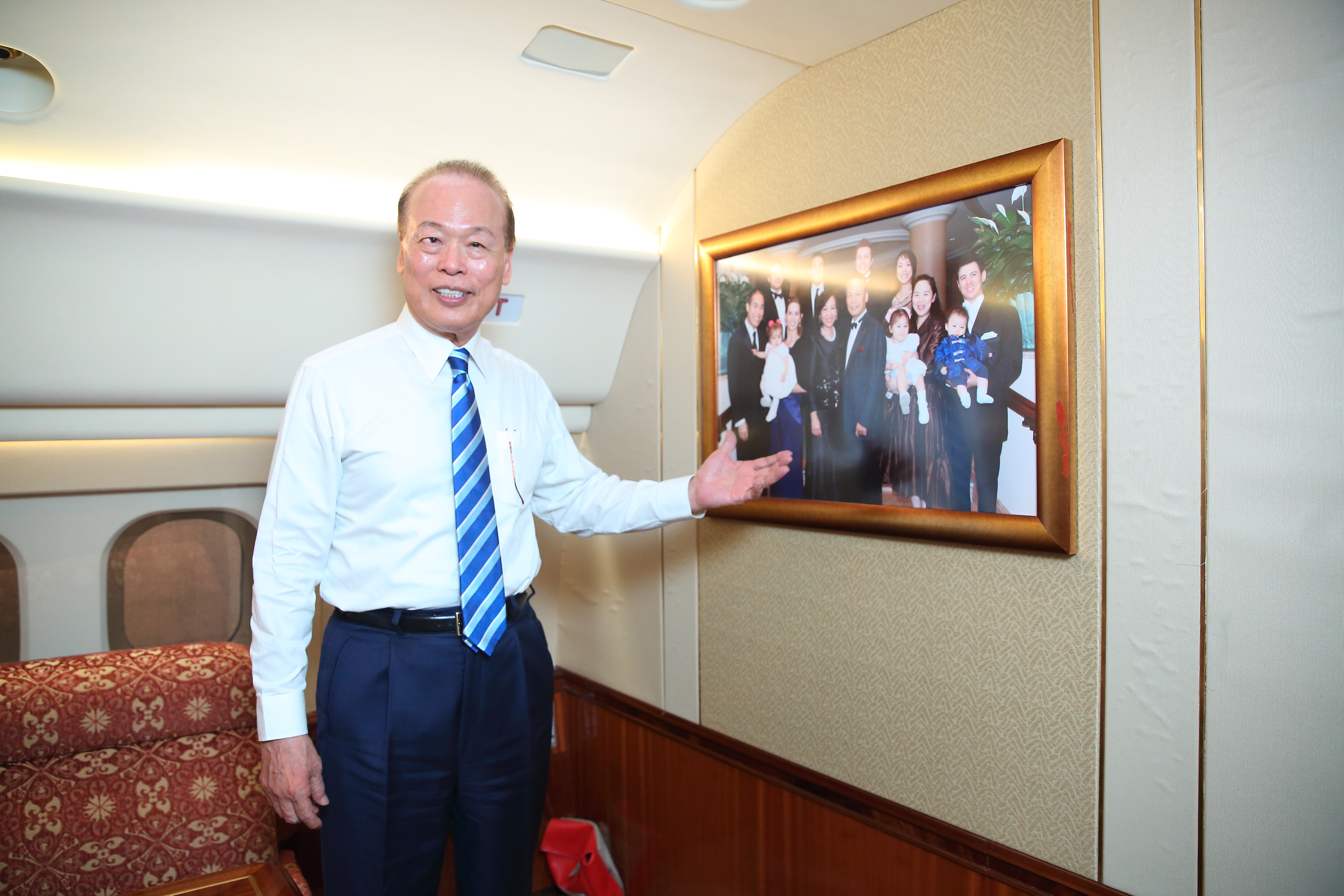 陳得福重視家庭關係，私人飛機內，掛著60歲大壽時拍攝的全家福。