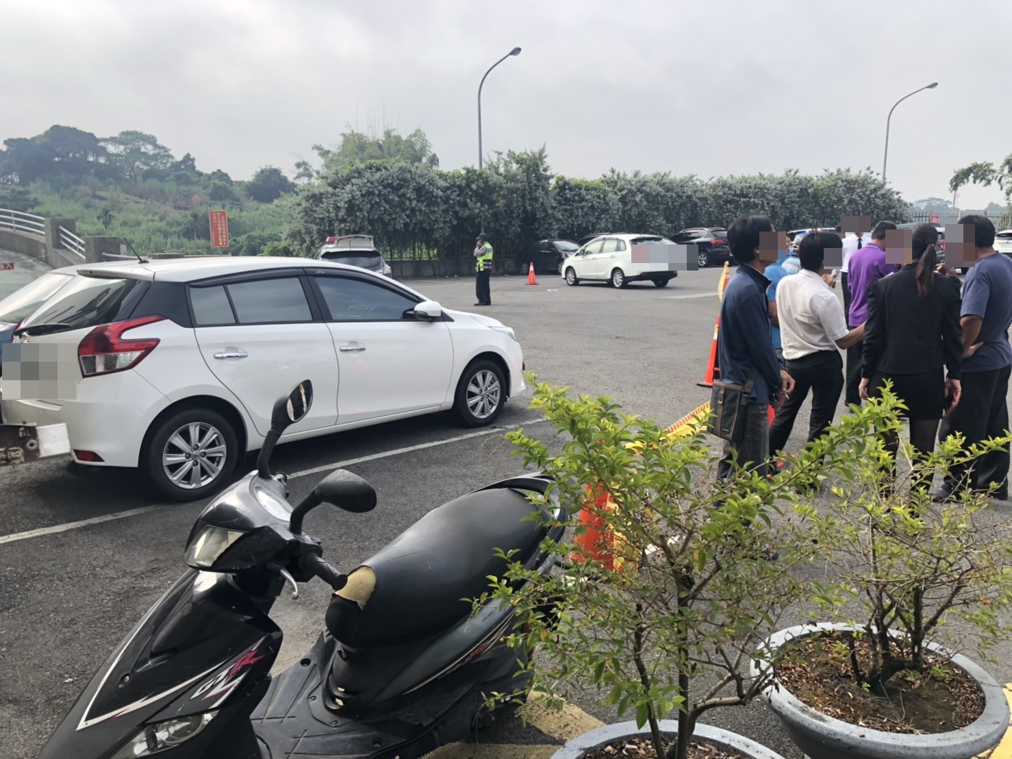 舊愛不滿新歡沒照顧好前女友讓她輕生，不管何女告別式進行中，憤而開槍砍殺新歡。（警方提供）