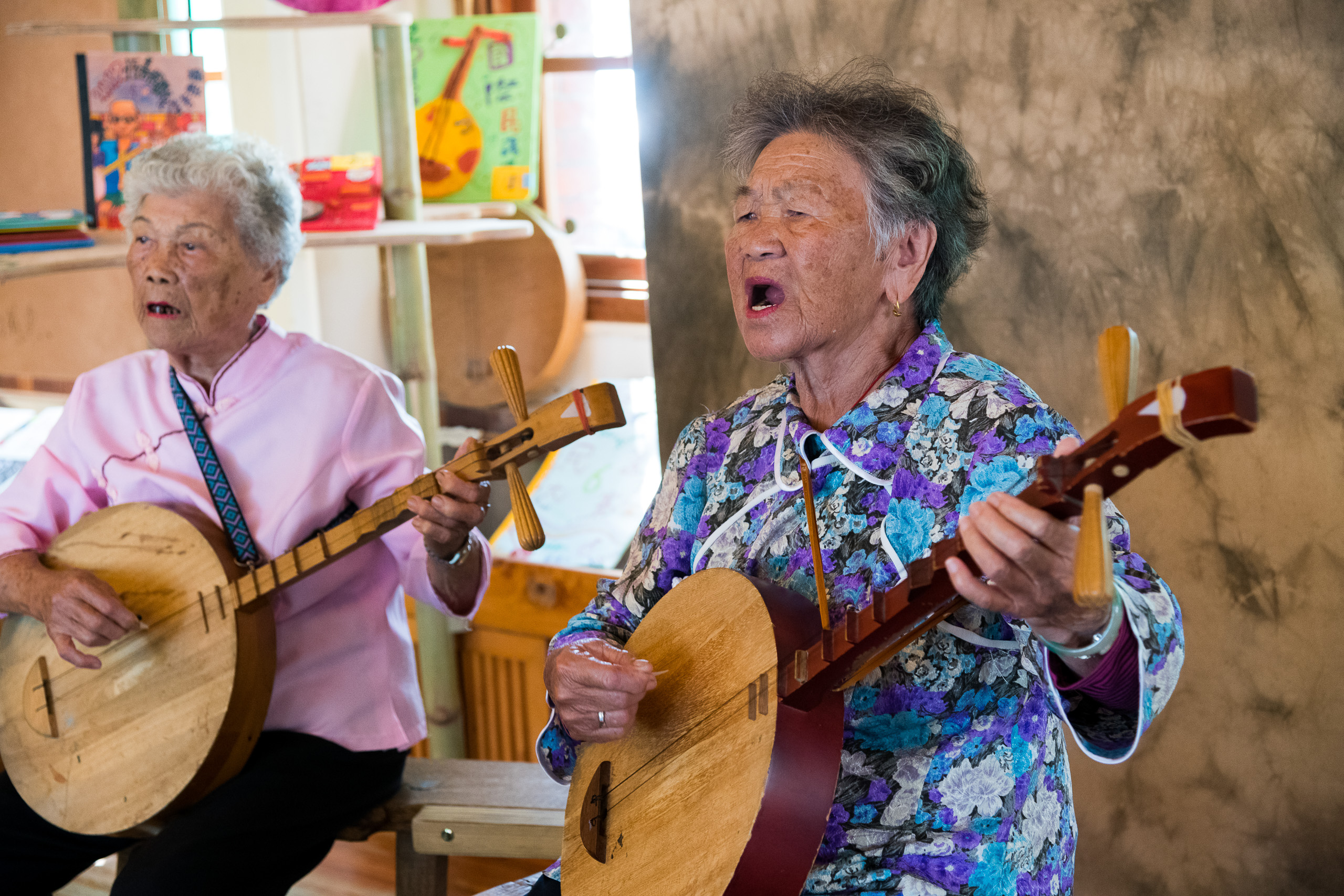 88歲人稱「仙女」阿嬤（左）與陳英阿嬤（右）宛如活的民謠點唱機。