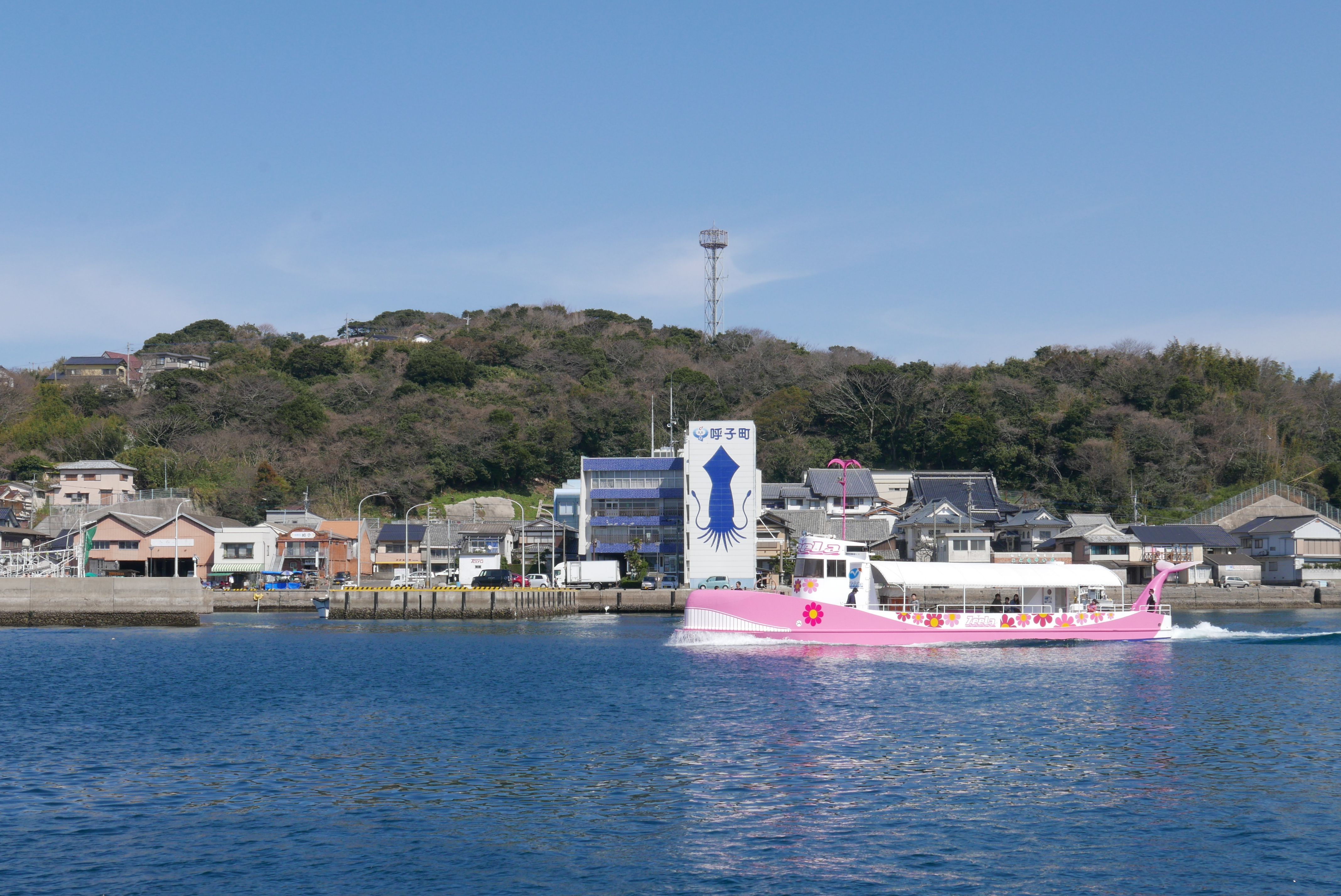 呼子港以烏賊為標誌，可搭乘烏賊號出海遊玩。