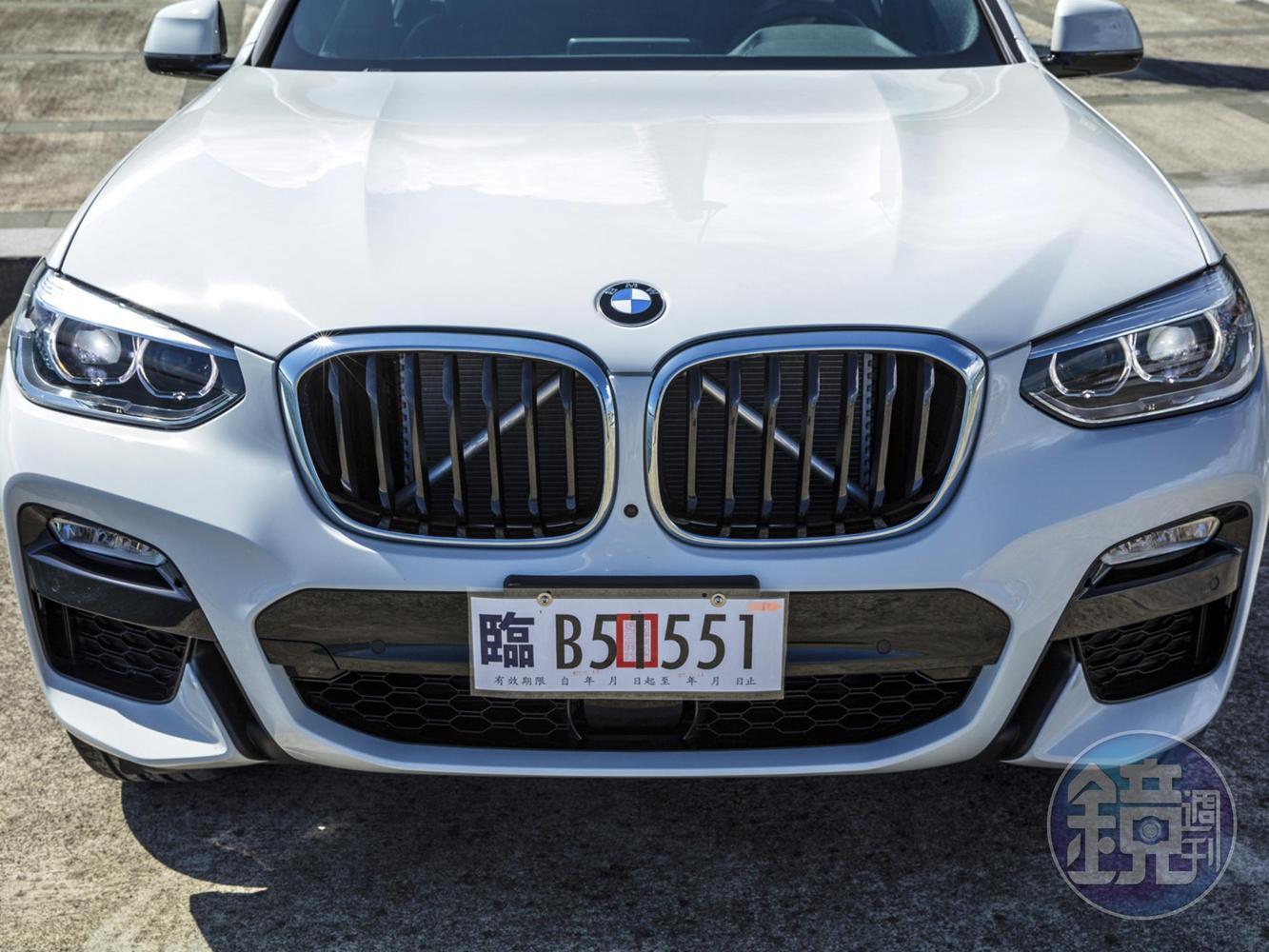車頭正面放大、3D立體造型的雙腎型水箱護罩與大燈分離，水平條狀LED霧燈則與進氣壩整合成一體，展現X車系強悍家族樣貌。