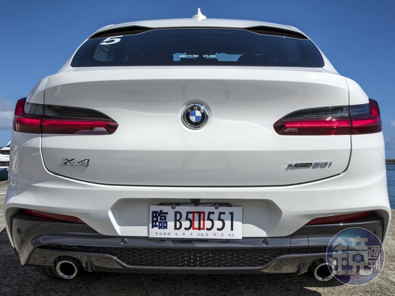 繞至全新世代BMW X4的身後，便可發現本次改款後差異最顯著的車尾輪廓，雙尾翼造型的尾門設計讓整體跑格更加強烈，向下移至後保桿的牌照框則讓車尾造型更突顯雙門跑車基因。