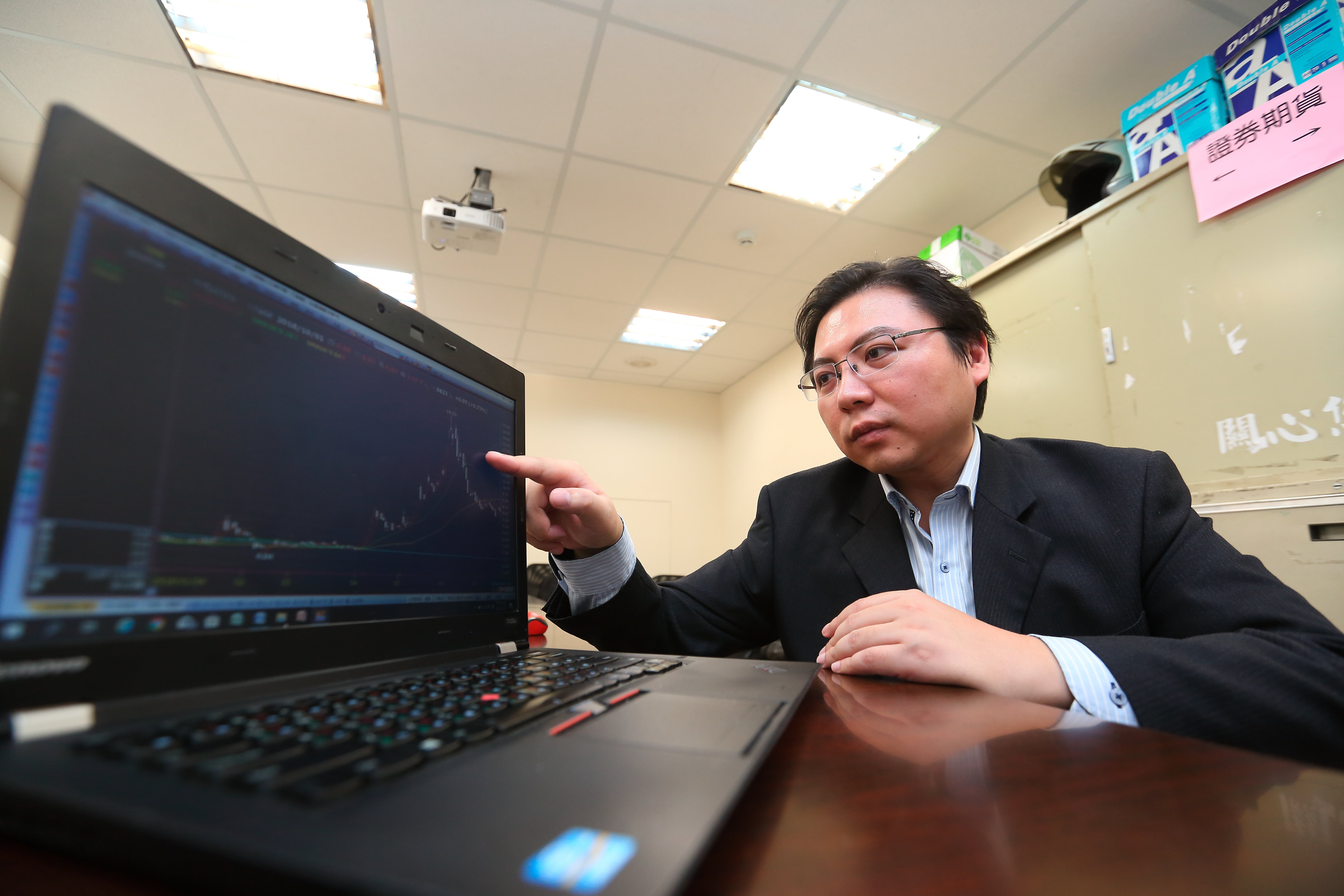 佘尚樺強調，判斷股價趨向是進場的第一步，而他的祕密武器就是看週K線。