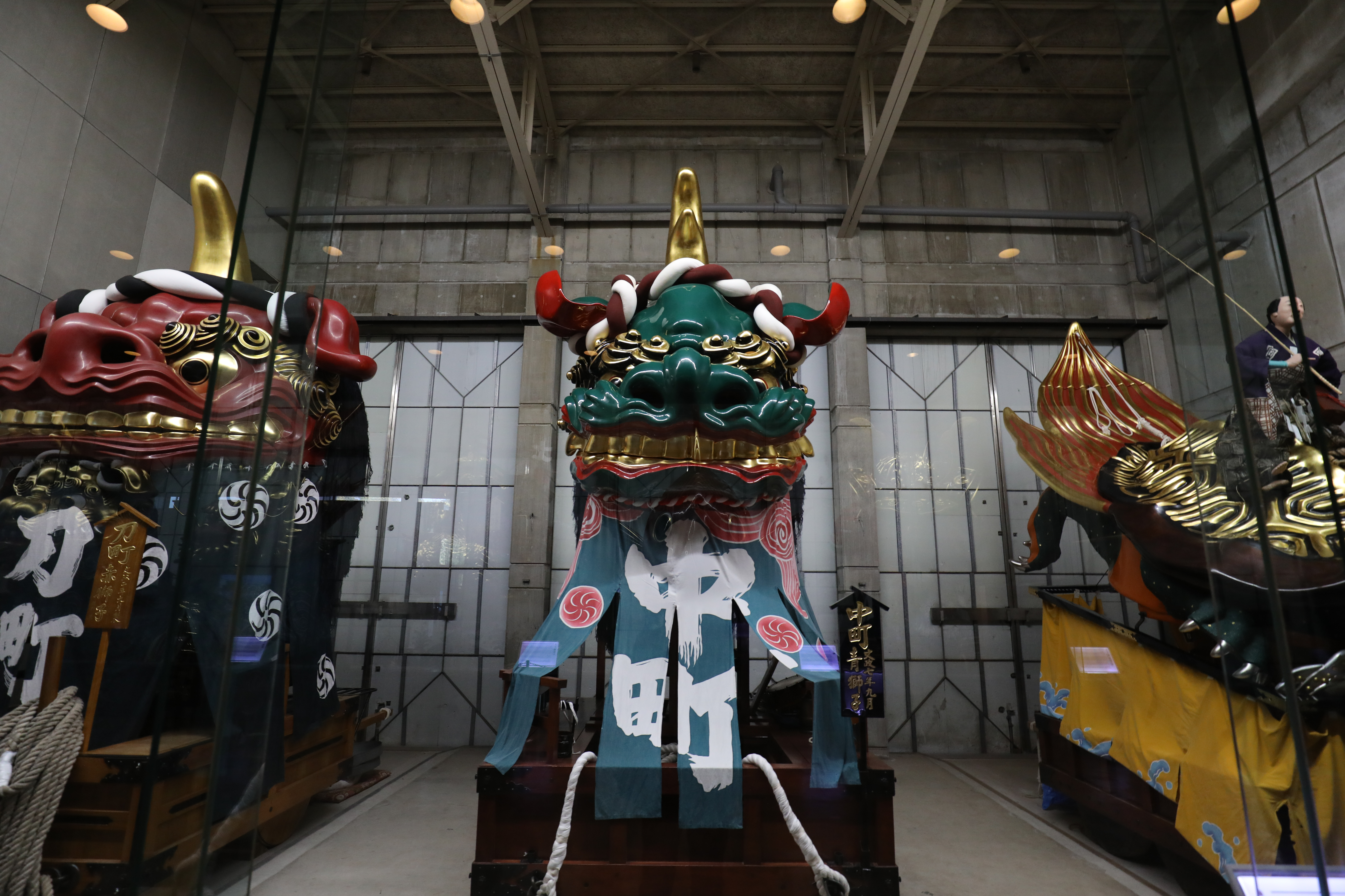 曳山（YAMA）平日放置於「曳山展示場」，只有「唐津宮日節」時才會遊巡。