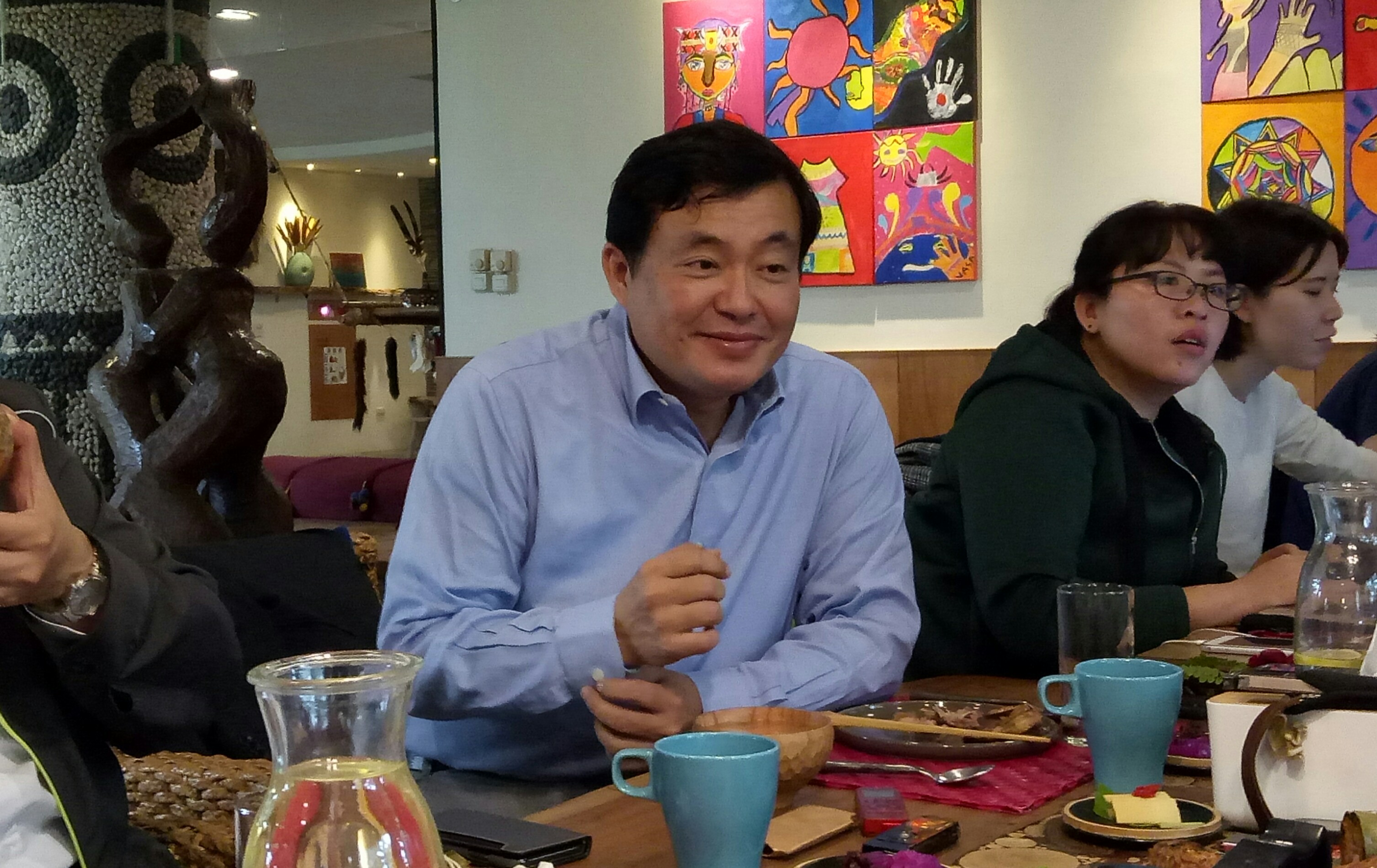 民進黨祕書長洪耀福今在台東行動中常會前與媒體茶敘。