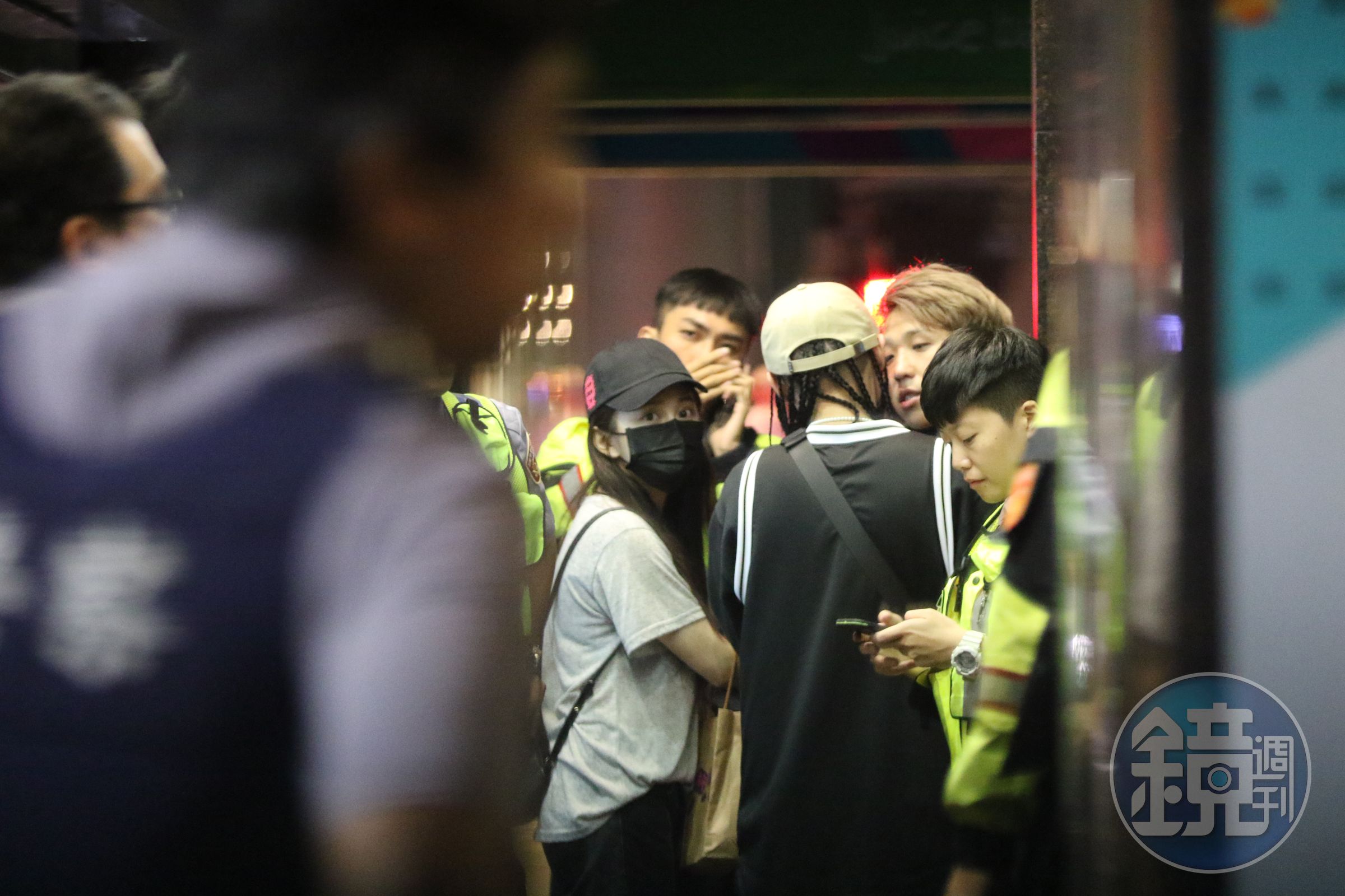 篠崎泫捲進大根的流血鬥毆現場，她站得距離很近很近。（本刊資料照）