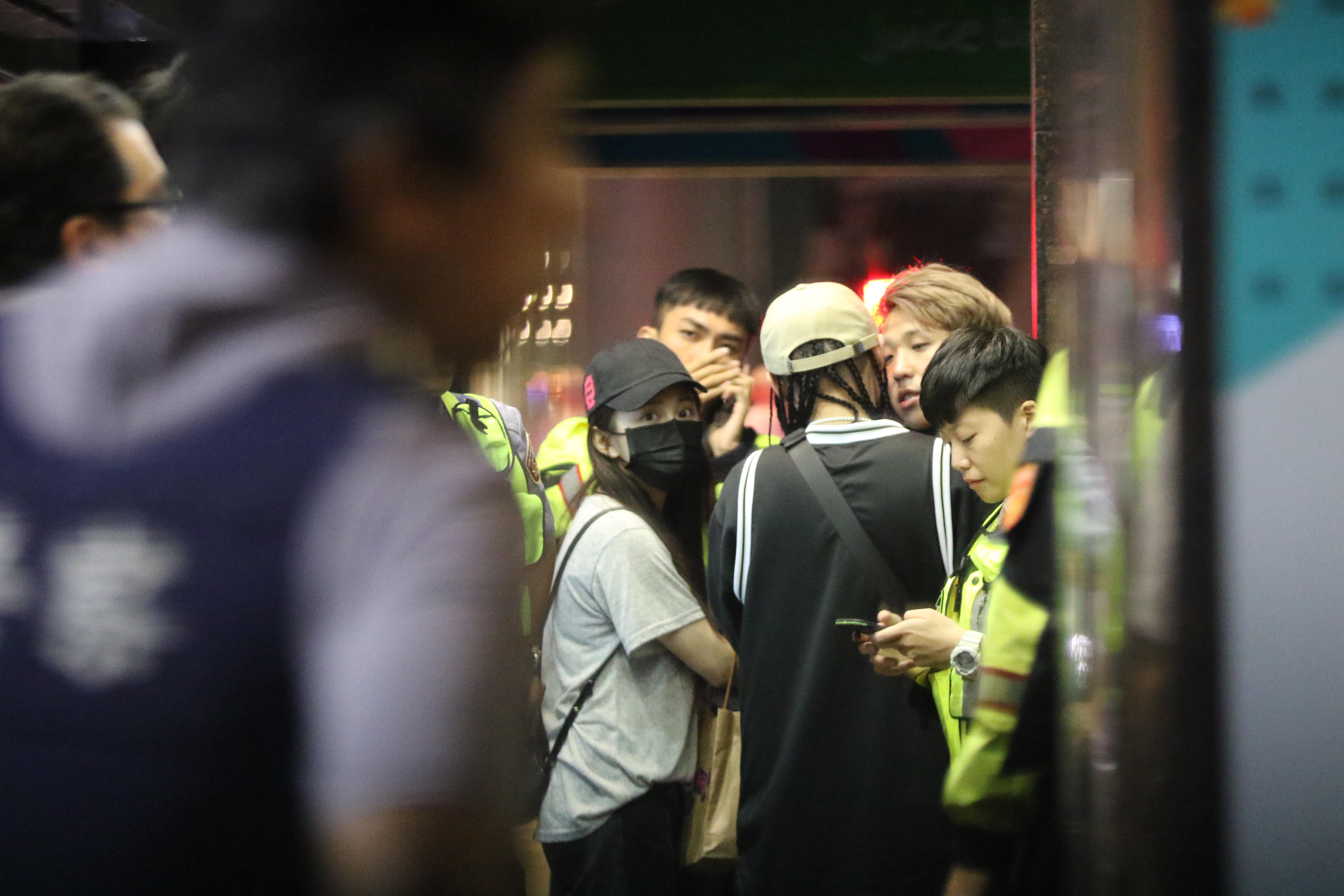 篠崎泫捲進大根的流血鬥毆現場，她站得距離很近很近。（本刊資料照）