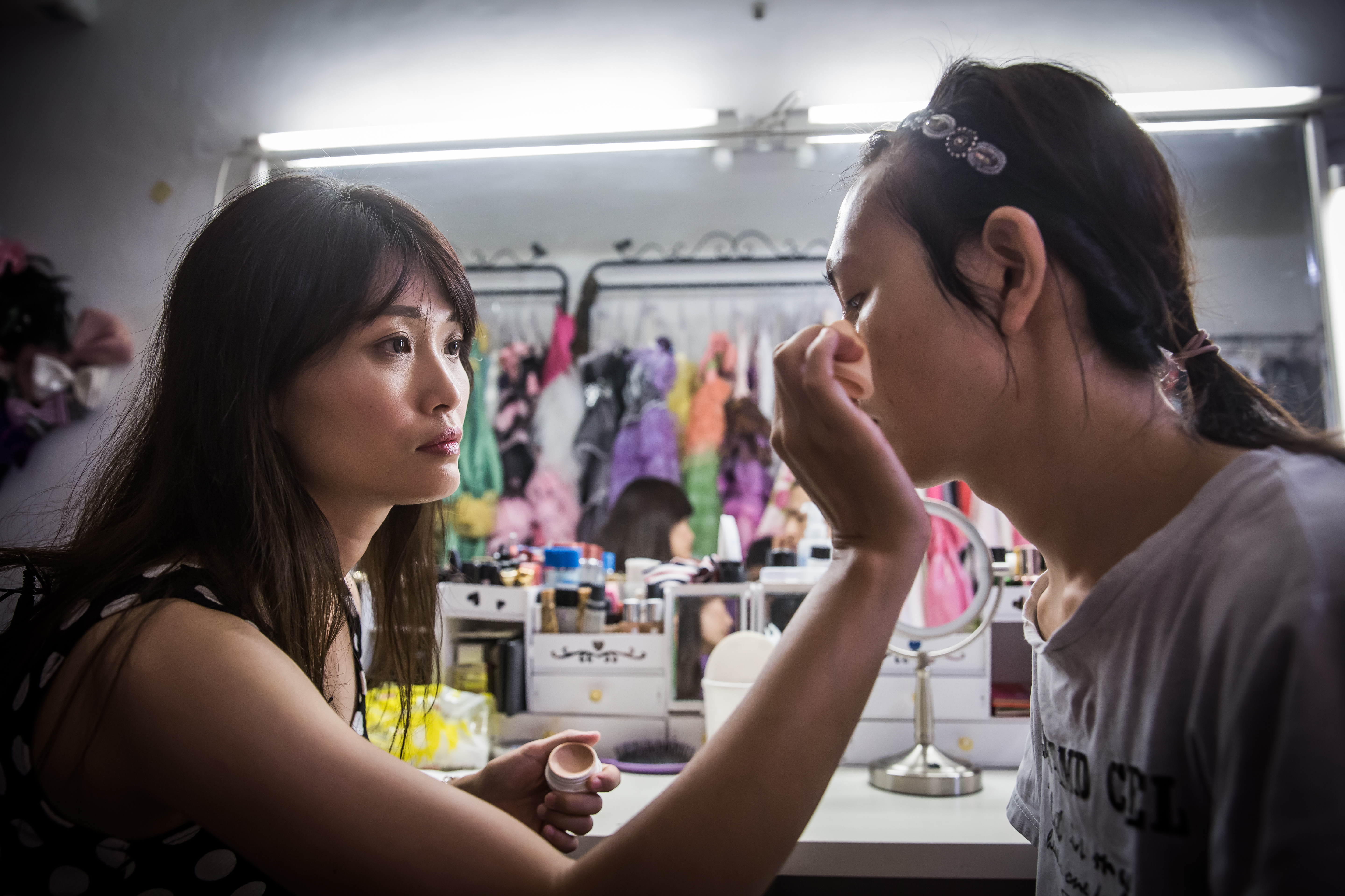 5年多來，雅咪（左）接觸超過3百位偽娘姊妹，她強調，性向和性別是兩回事；偽娘並非為了獲得性滿足才穿著女裝。」