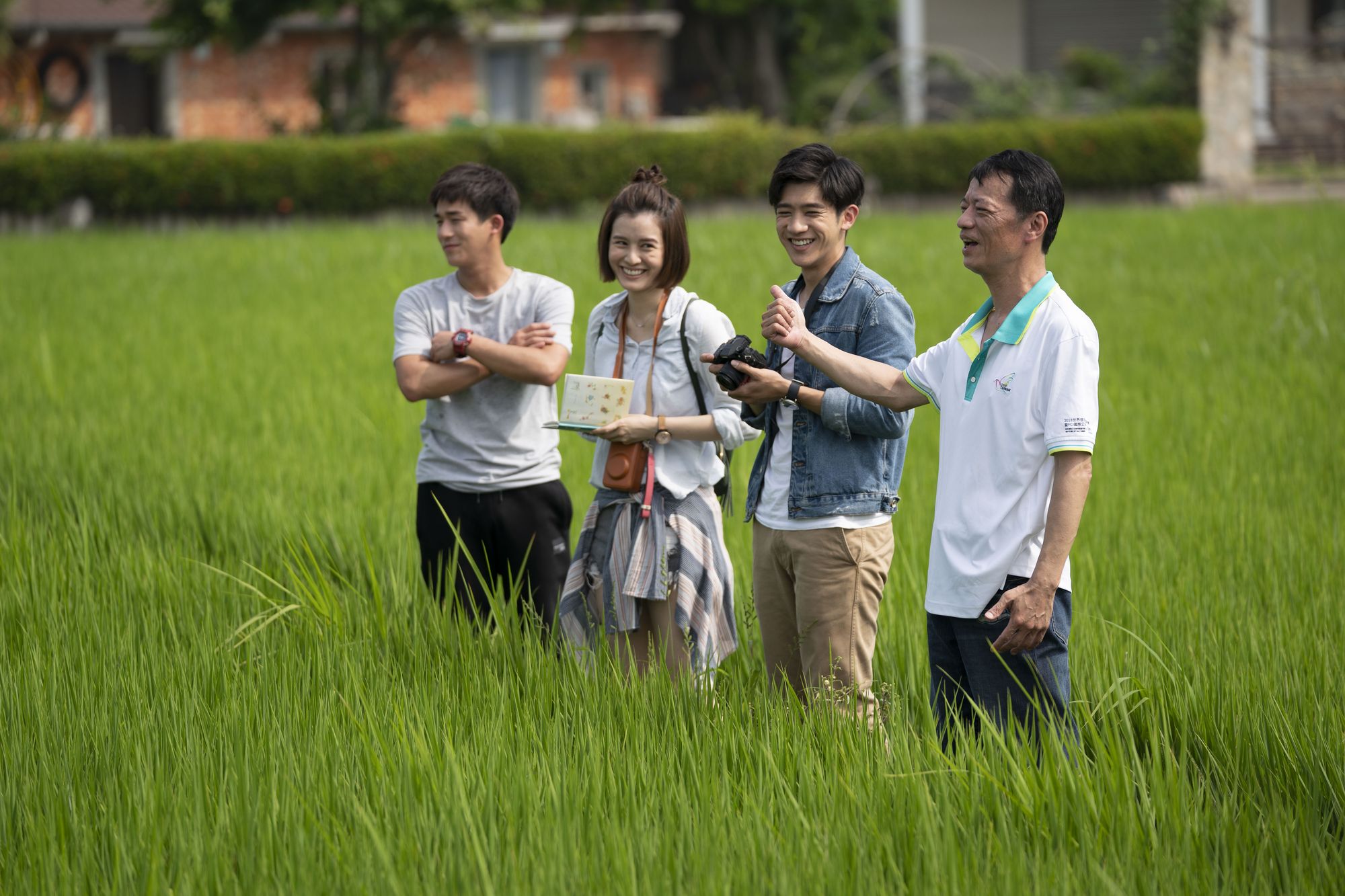 吳朋奉帶著兒子與他的同學們遊覽介紹鴿舍。（公視提供）