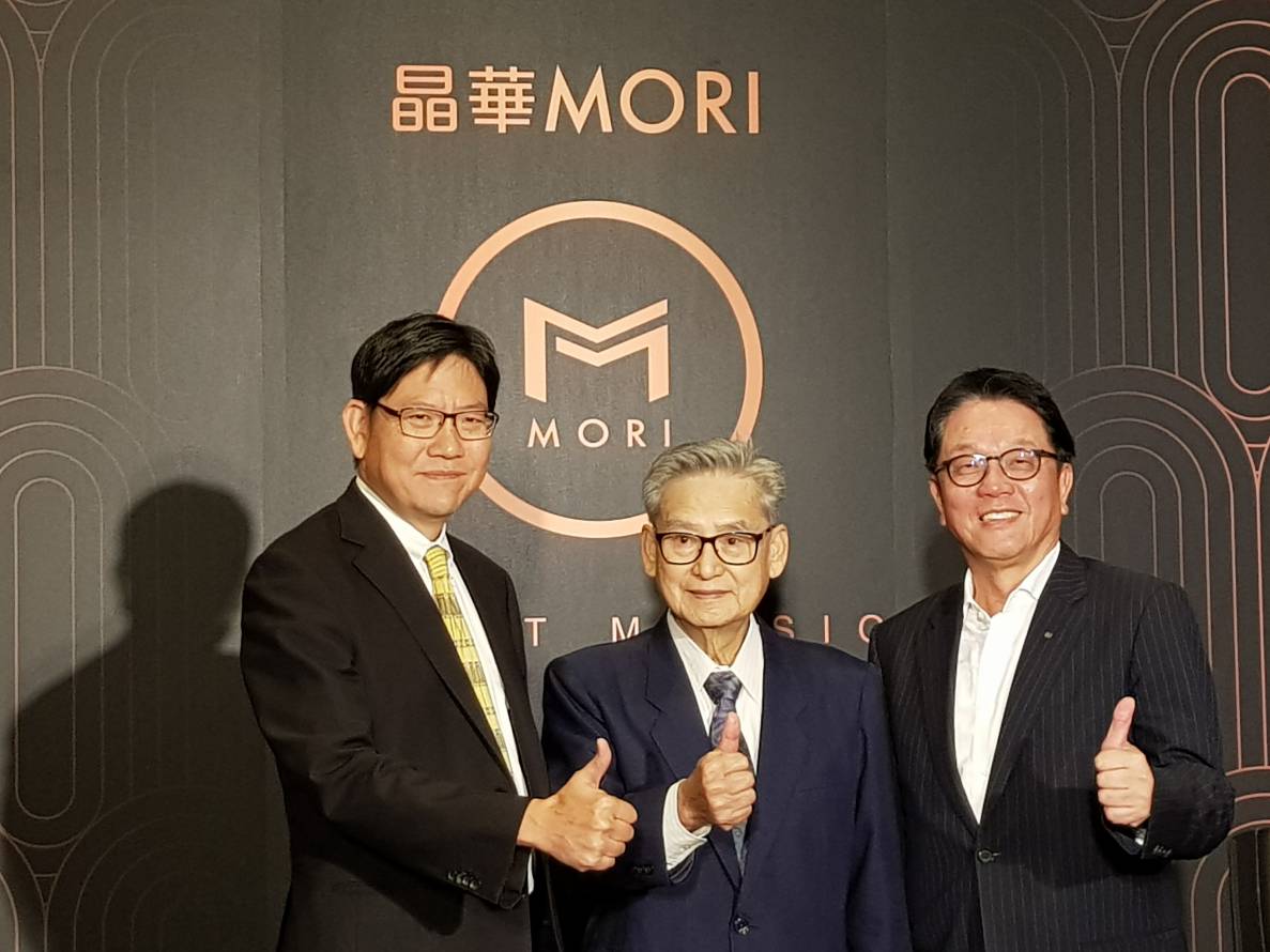 丹棠機構董事長張隆盛(中)曾任內政部長、經建會副主委,「晶華MORI」是該公司推出的第一個建案,左為丹棠機構執行長丁致成,右為傳真實業董事長王明成。
