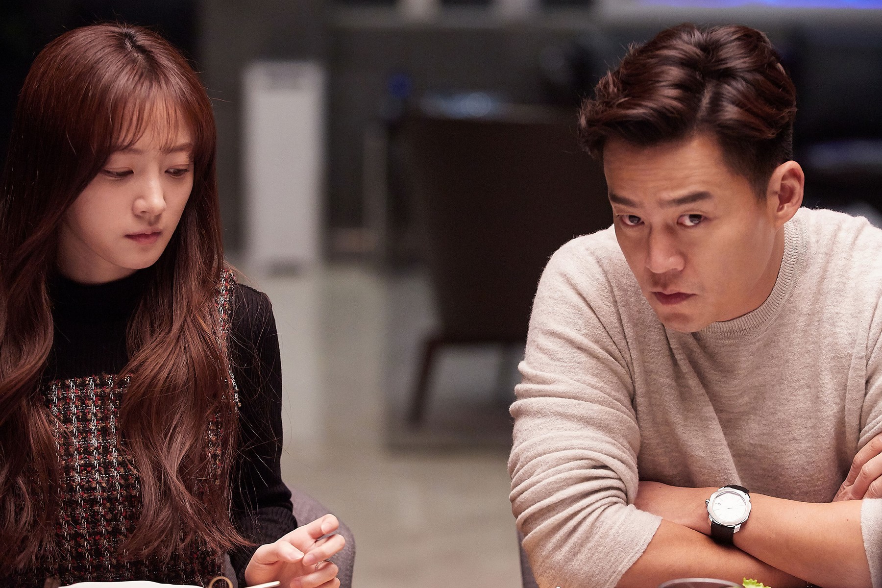 李瑞鎮在片中飾演熟男餐廳老闆，卻因為和朋友聚餐時玩起「公開手機」遊戲，被爆出隱藏已久黑暗面。（采昌提供）