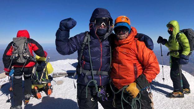 傑克和保羅在厄爾布魯士山山頂。（翻攝自BBC）