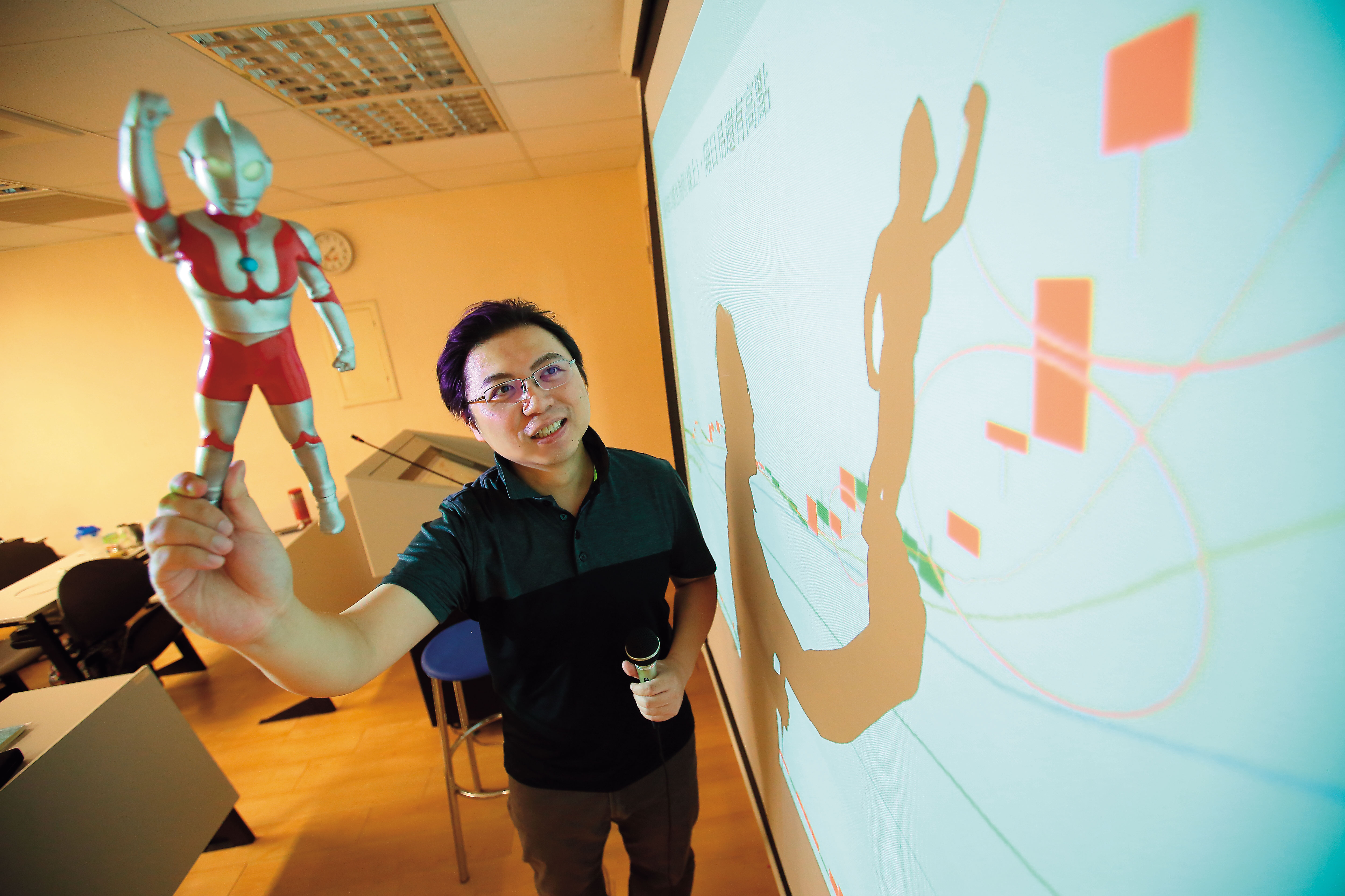 佘尚樺環工系第一名畢業，多才多藝的他不但學過編劇、藝文創作，還是台灣首屈一指的超人力霸王收藏家。