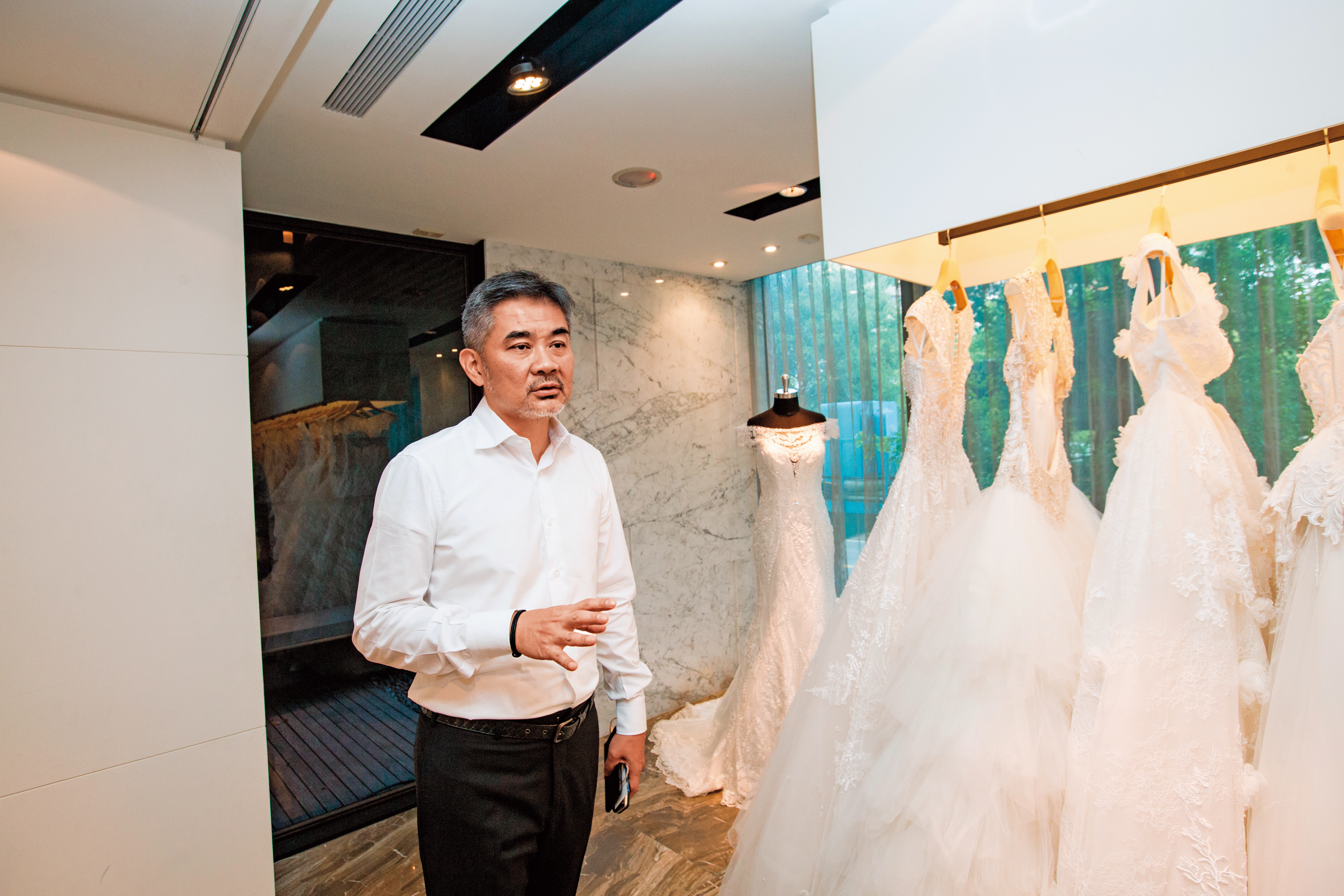 張大衛的代工廠曾為ELIE SAAB、VIKTOR&ROLF等歐美知名品牌代工婚紗，經驗豐富。