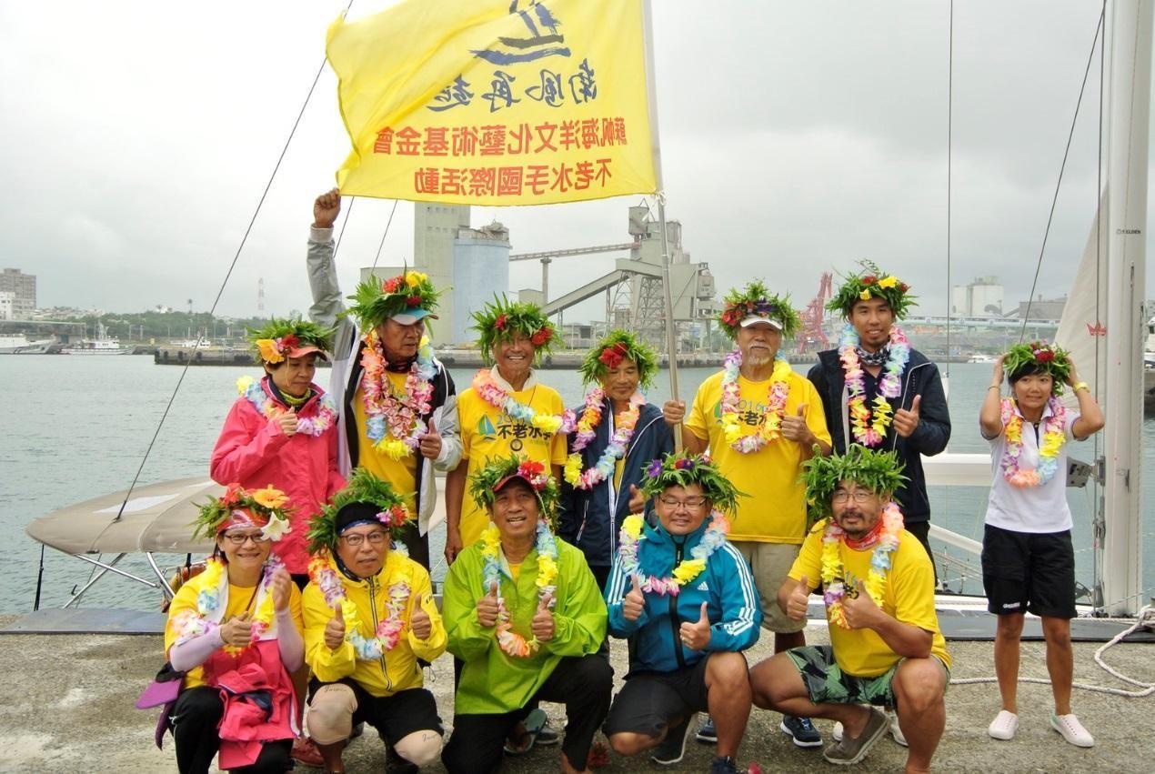蘇達貞（前排左三）率領「南風再起」團隊划竹筏至日本與那國島，回程在花蓮留下紀念照。（蘇達貞提供）